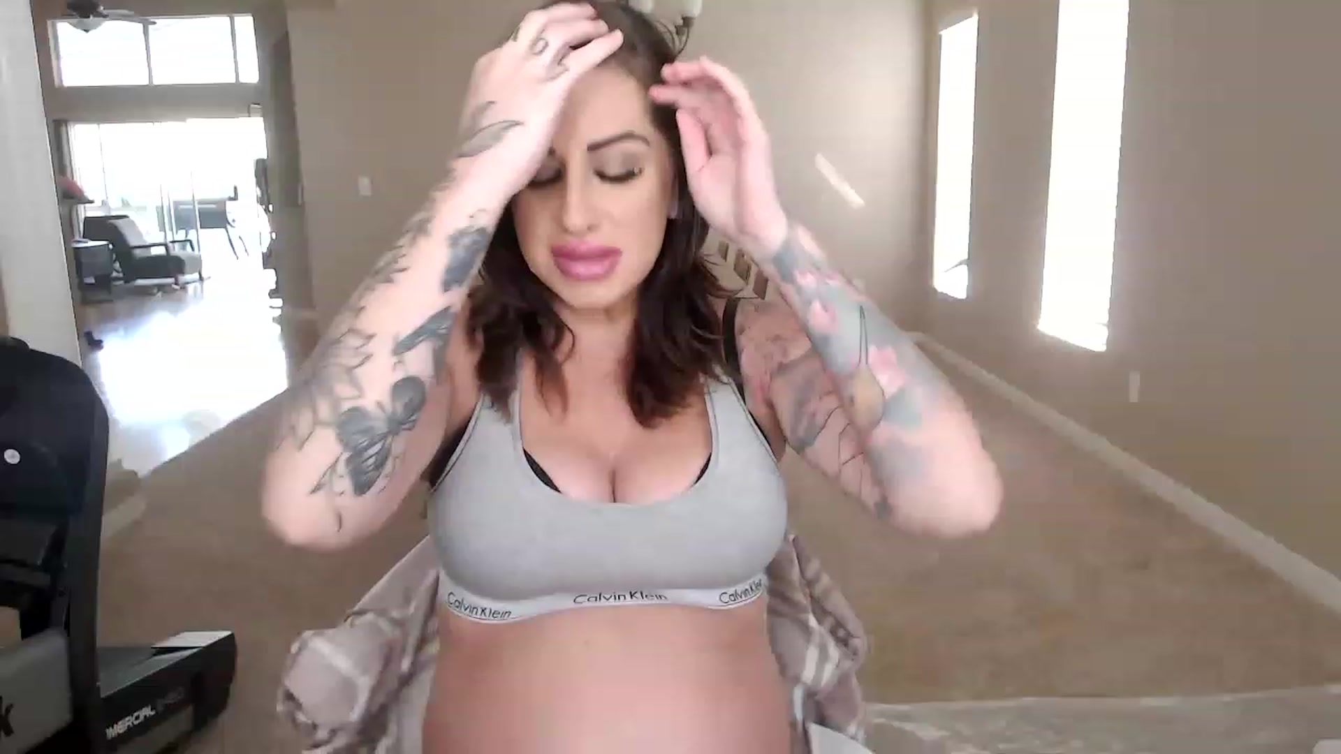 Gallery image thumbnail from AtomicMILF's myfreecams stream on, 01/19/2023, 15:48 image 8 of 20