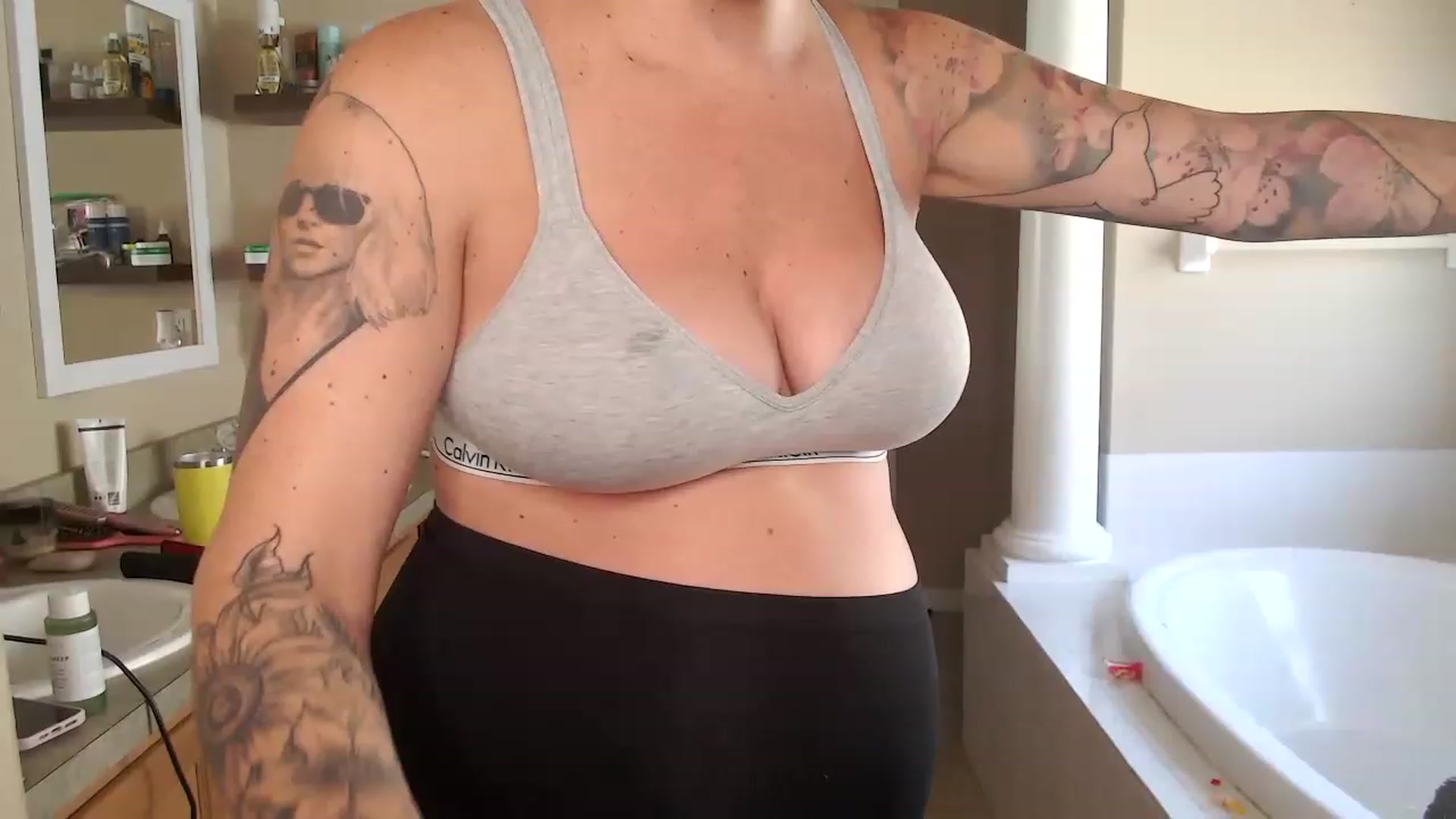 Gallery image thumbnail from AtomicMILF's myfreecams stream on, 02/23/2023, 15:12 image 17 of 20
