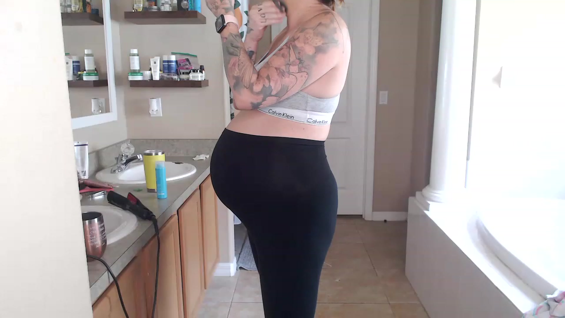 Gallery image thumbnail from AtomicMILF's myfreecams stream on, 02/23/2023, 16:10 image 5 of 20