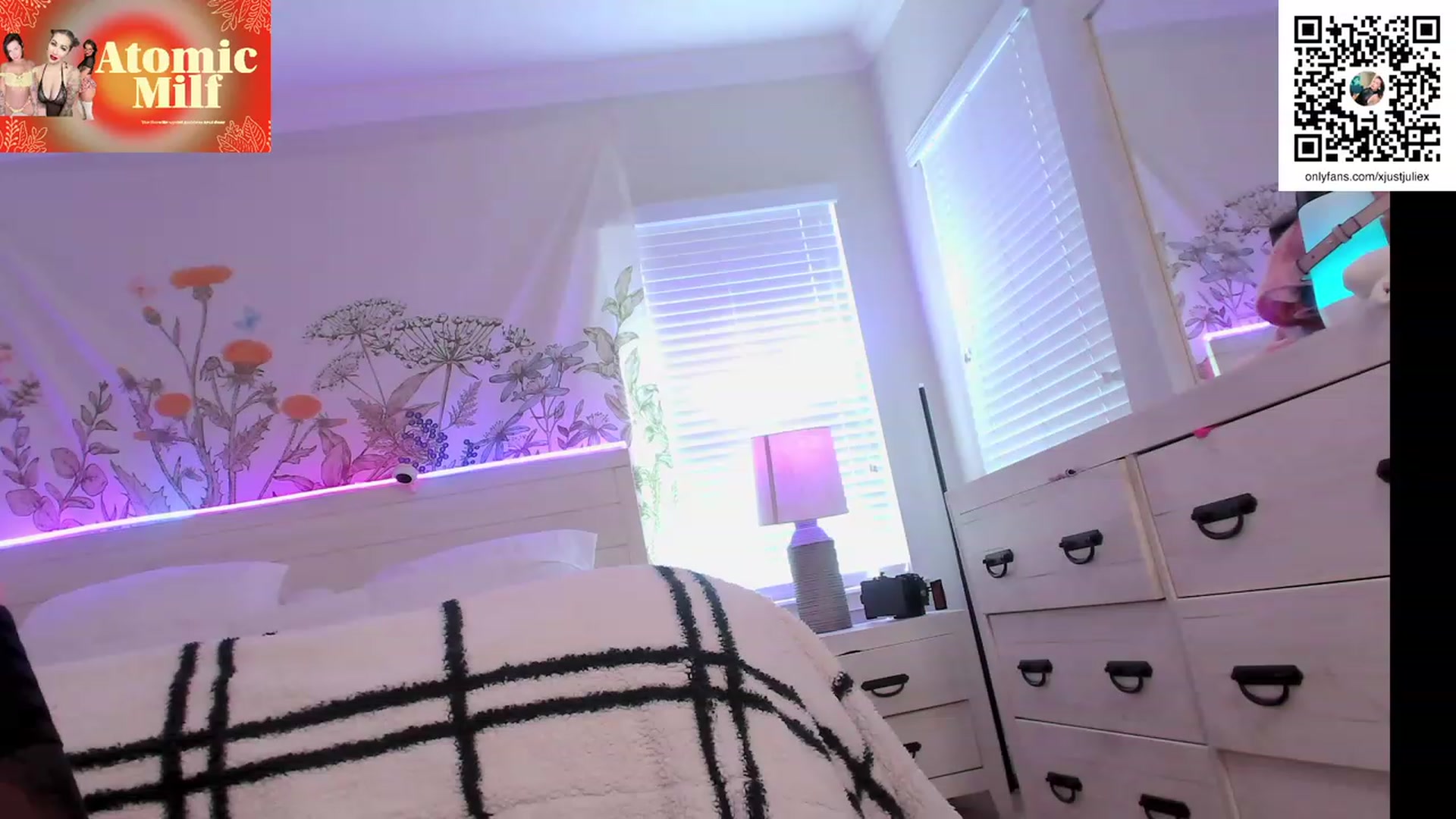 Gallery image thumbnail from AtomicMILF's myfreecams stream on, 02/27/2024, 17:46 image 2 of 20