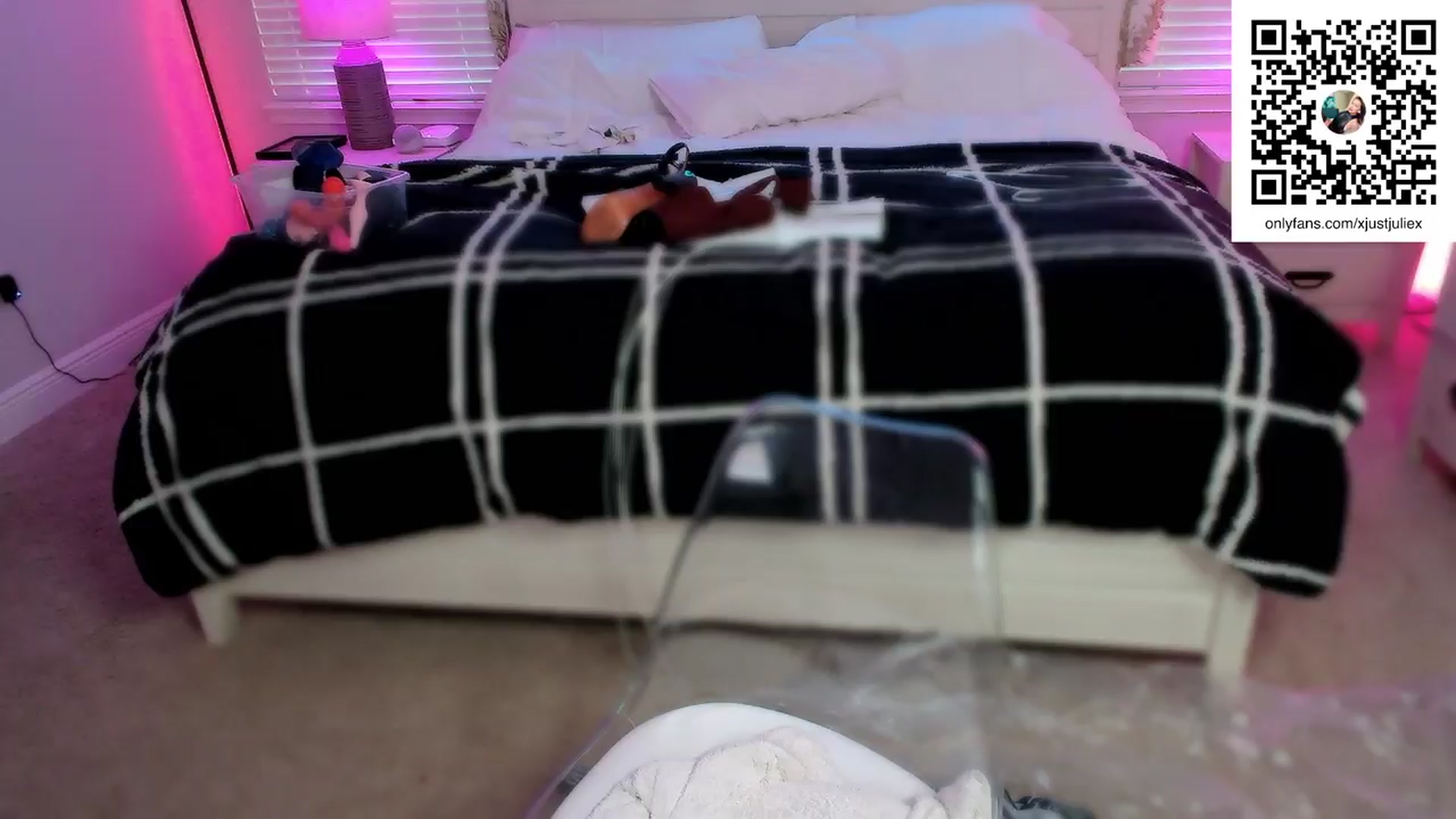 Gallery image thumbnail from AtomicMILF's myfreecams stream on, 03/22/2024, 16:50 image 6 of 20