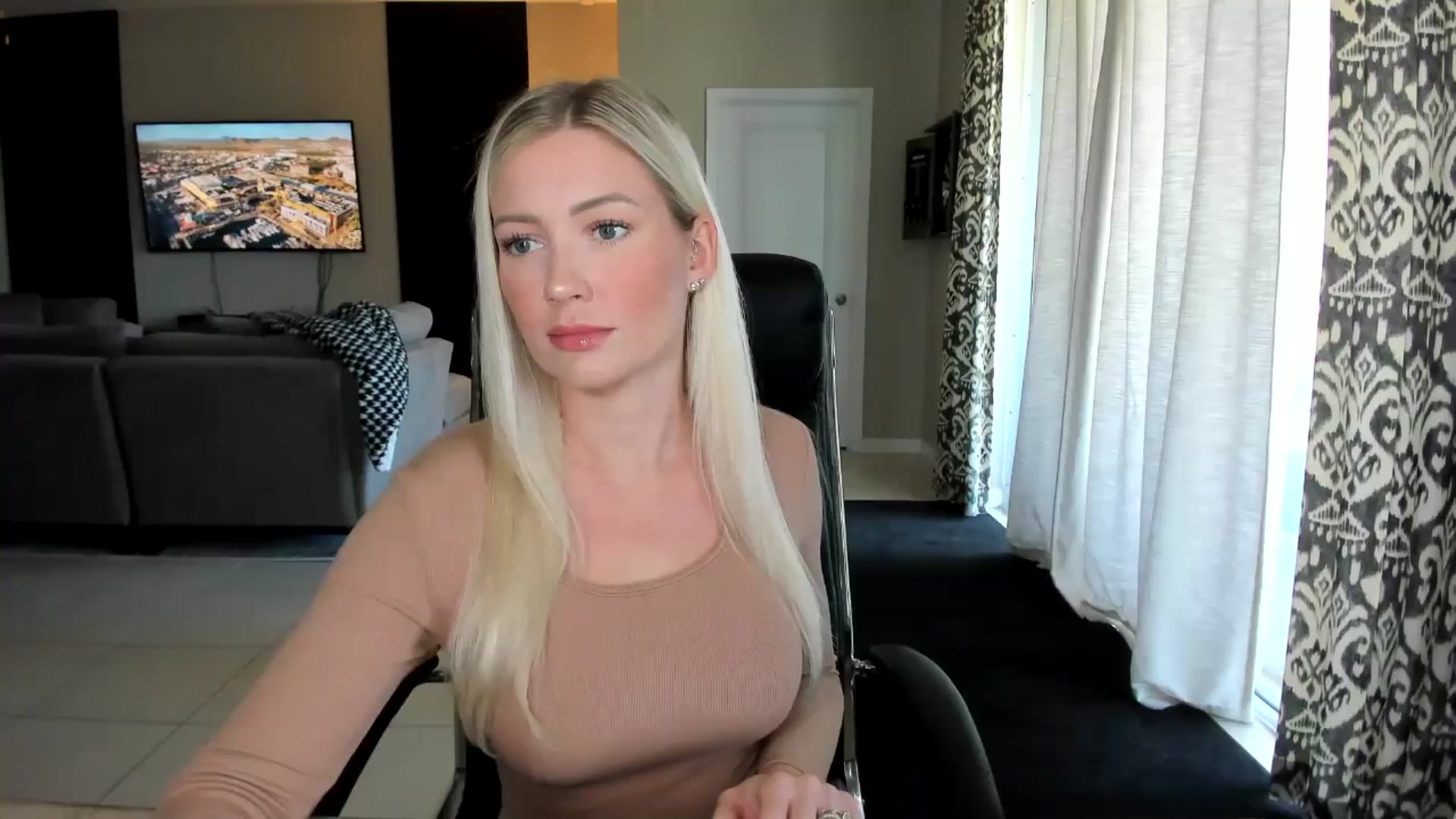 Gallery image thumbnail from AubreeMartin's myfreecams stream on, 03/07/2025, 21:01 image 1 of 20