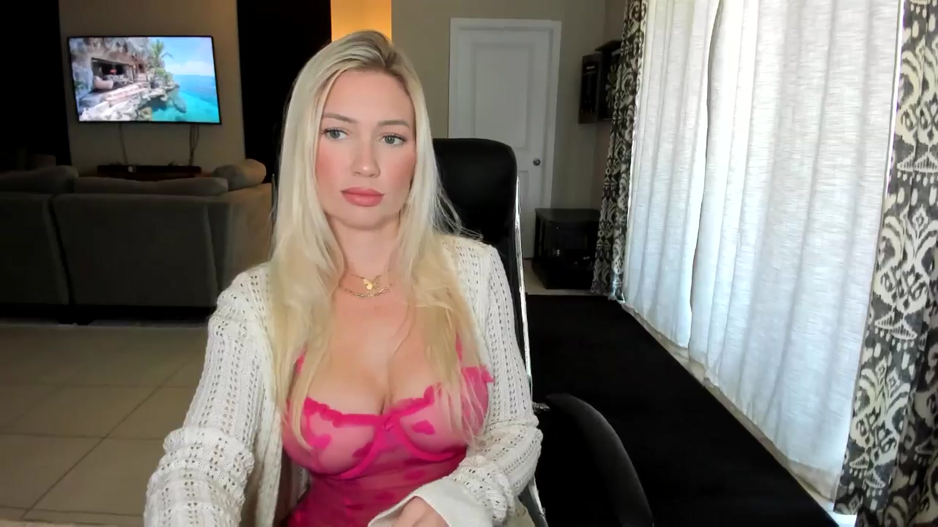 Gallery image thumbnail from AubreeMartin's myfreecams stream on, 03/18/2025, 16:52 image 13 of 20