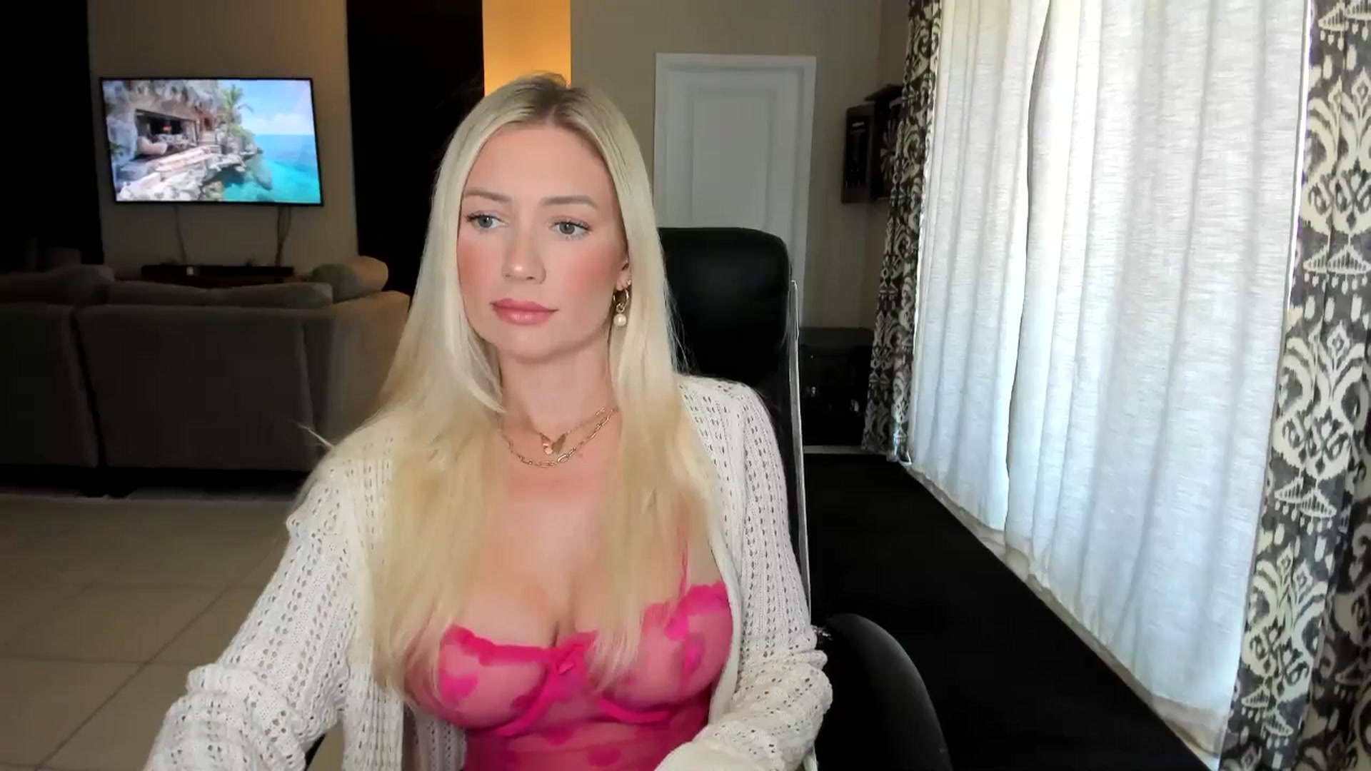 Gallery image thumbnail from AubreeMartin's myfreecams stream on, 03/18/2025, 16:52 image 2 of 20