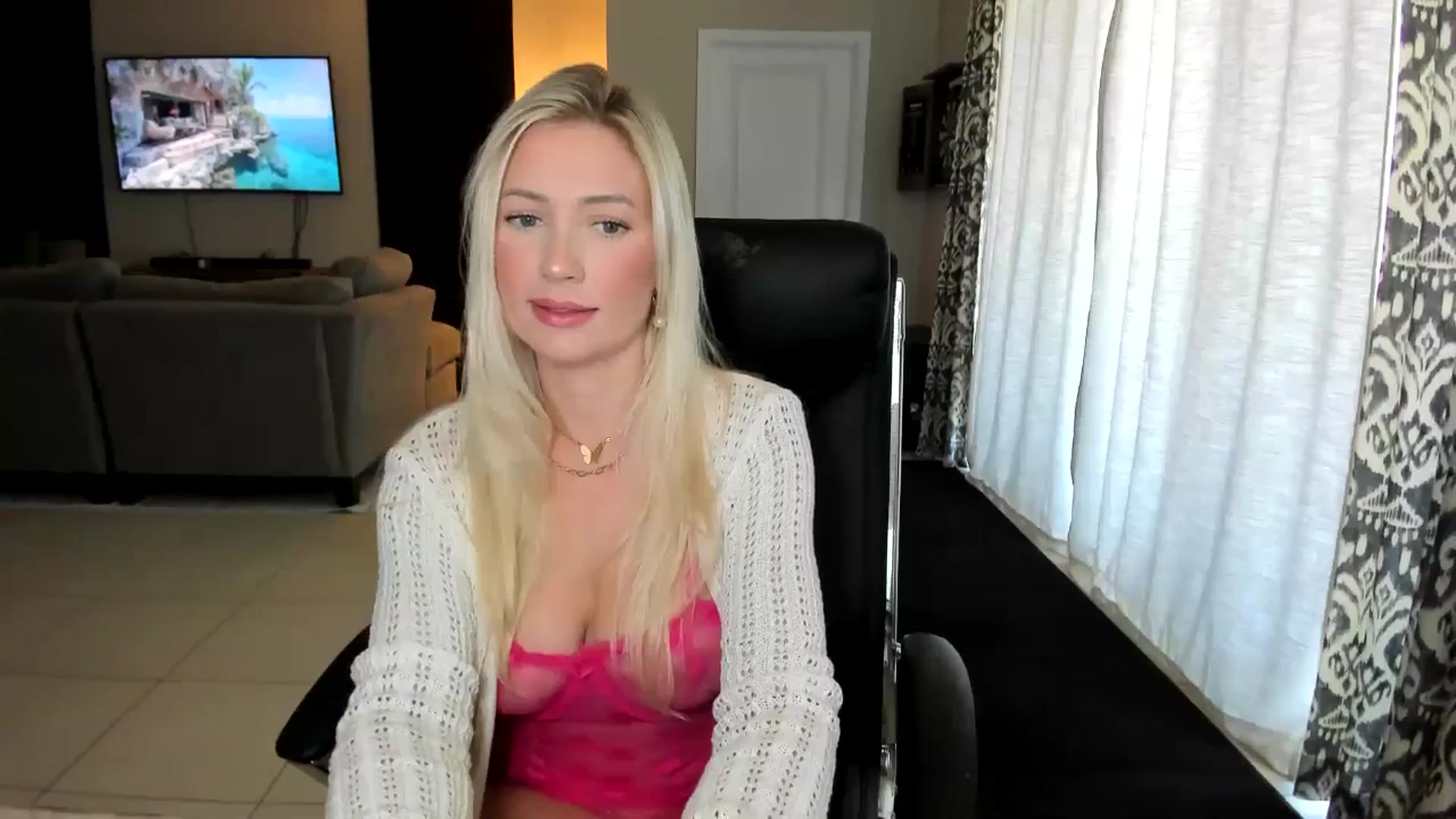 Gallery image thumbnail from AubreeMartin's myfreecams stream on, 03/18/2025, 16:52 image 17 of 20