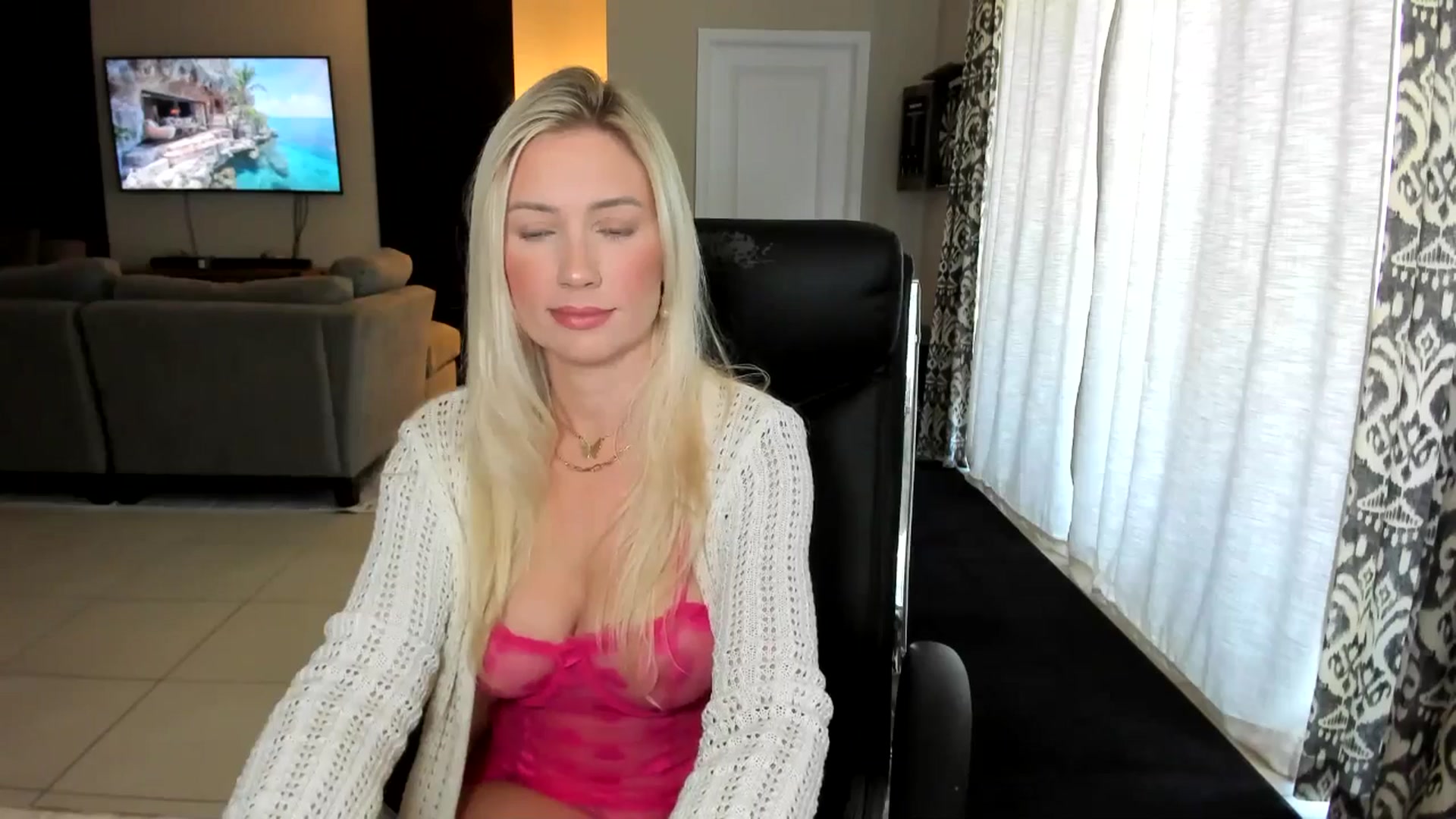 Gallery image thumbnail from AubreeMartin's myfreecams stream on, 03/18/2025, 16:52 image 16 of 20