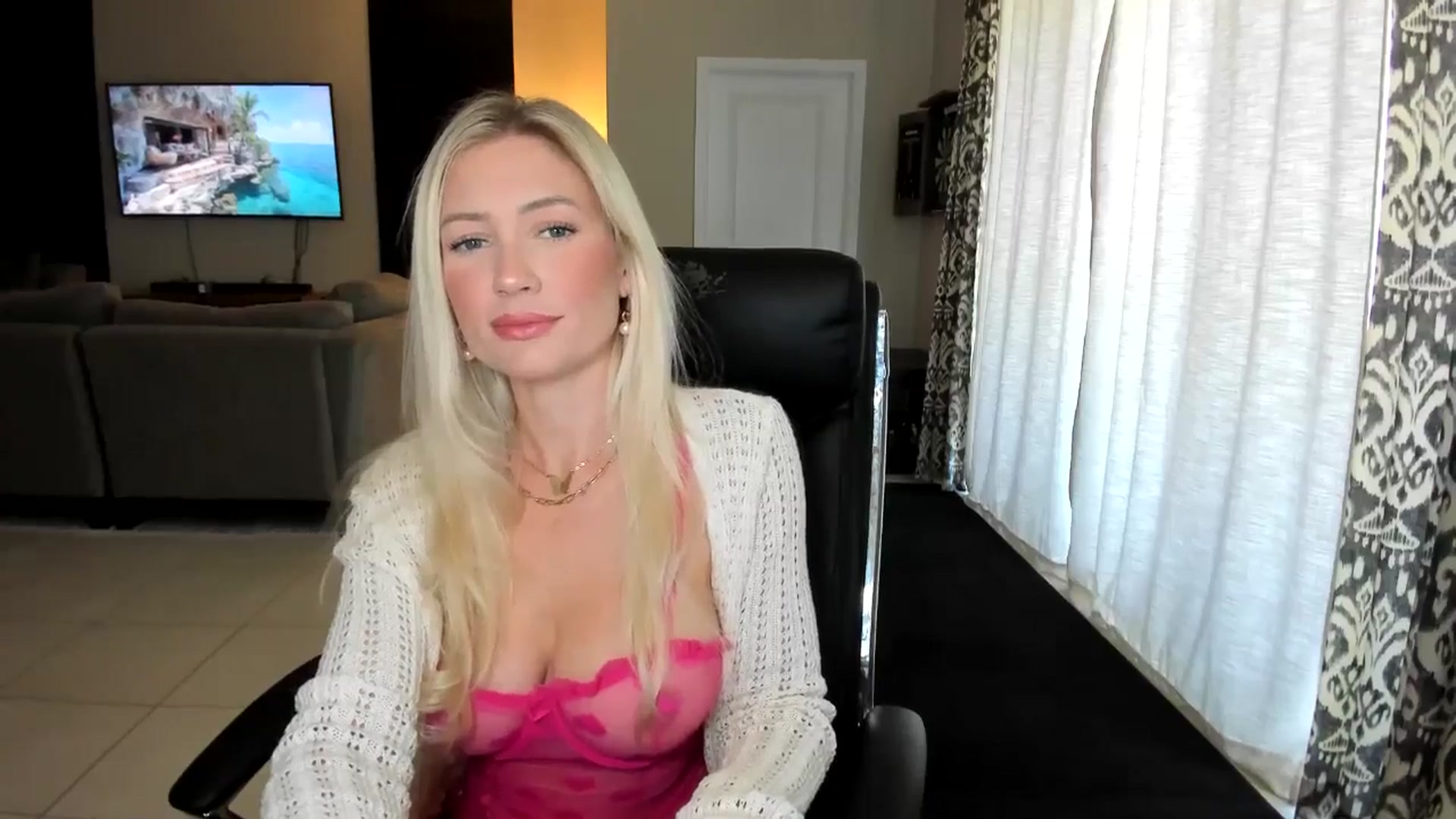 Gallery image thumbnail from AubreeMartin's myfreecams stream on, 03/18/2025, 16:52 image 7 of 20