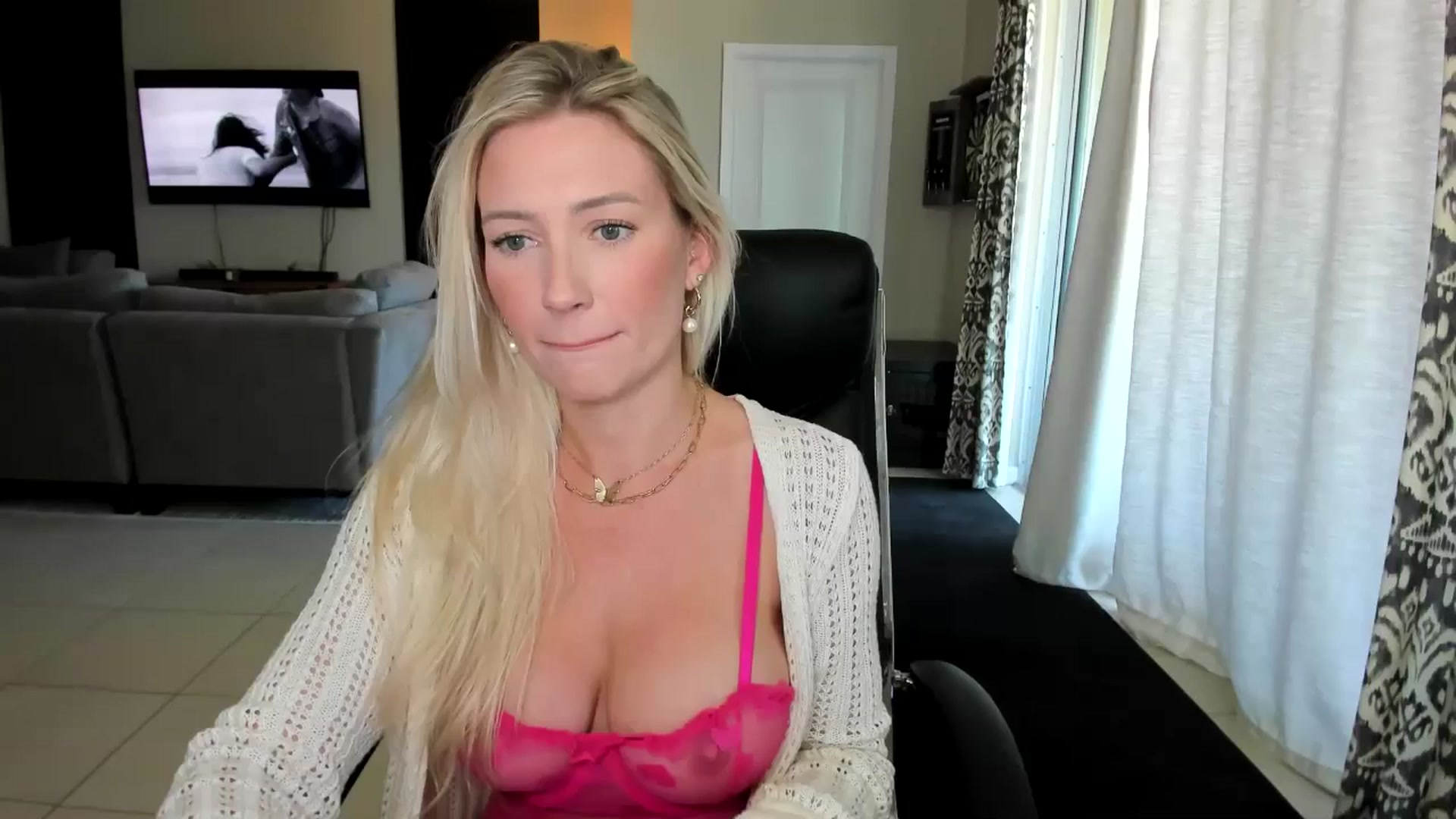 Gallery image thumbnail from AubreeMartin's myfreecams stream on, 03/18/2025, 20:10 image 8 of 20