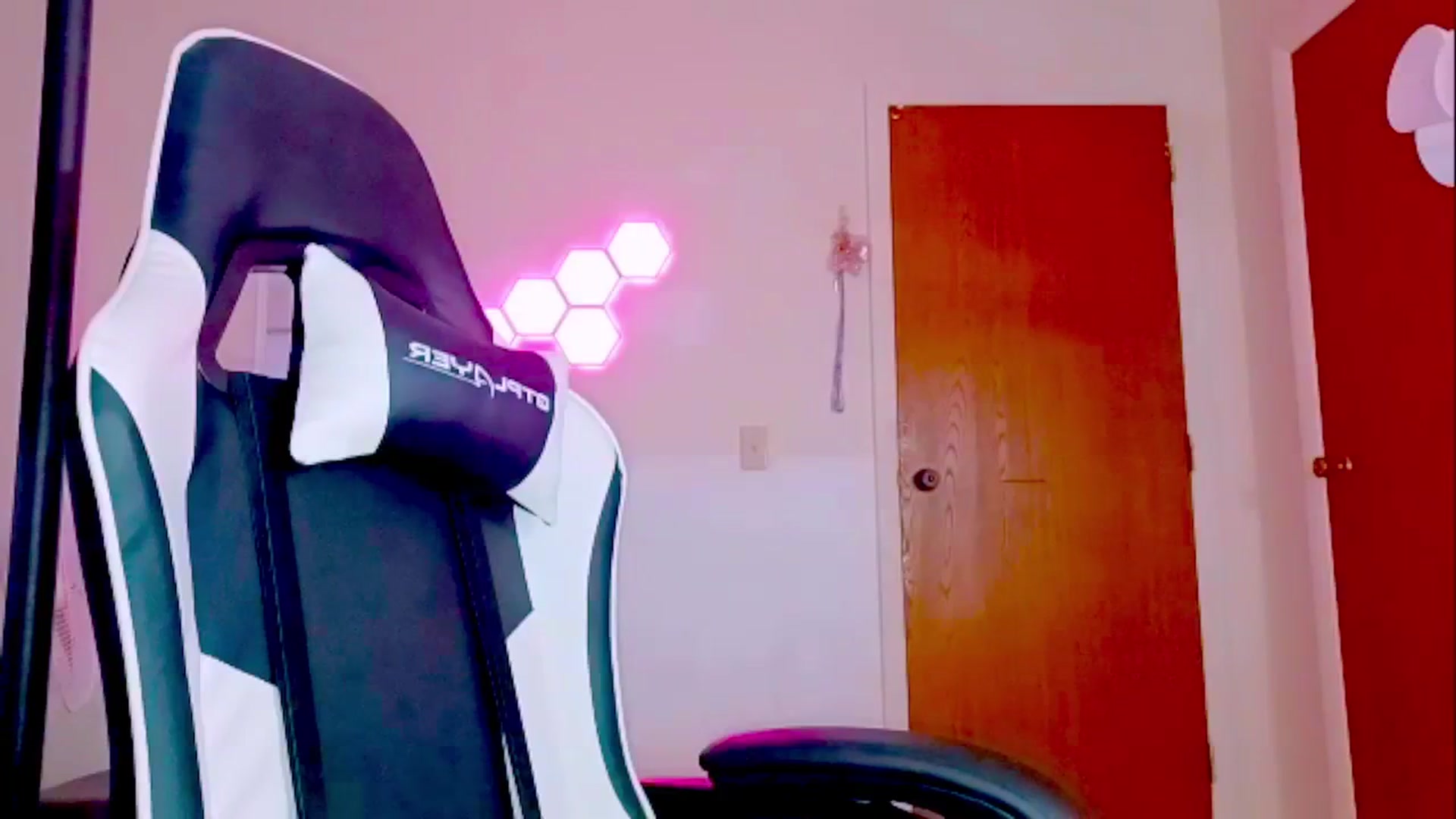 Gallery image thumbnail from Aubreyessex's myfreecams stream on, 12/21/2023, 15:08 image 6 of 20