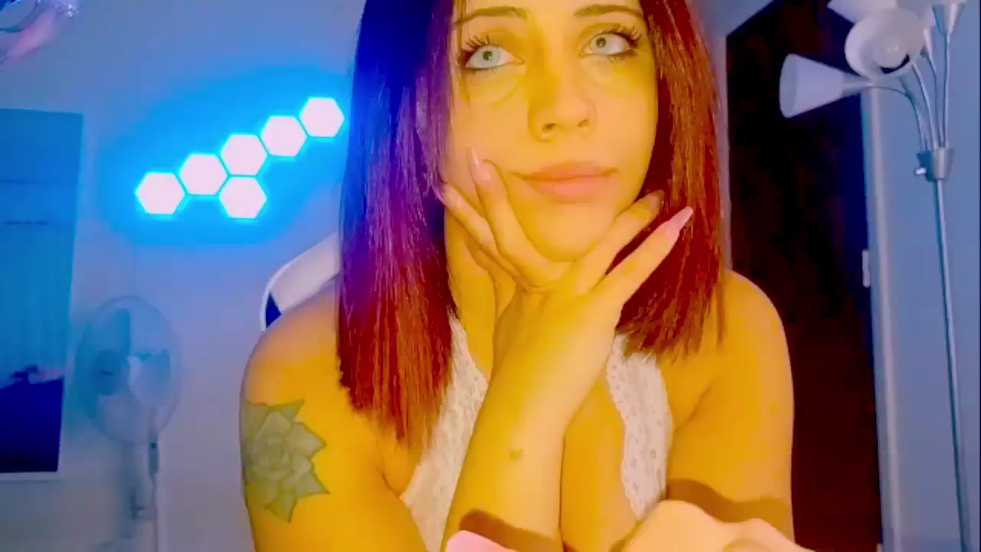 Gallery image thumbnail from Aubreyessex's myfreecams stream on, 03/24/2024, 13:21 image 18 of 20