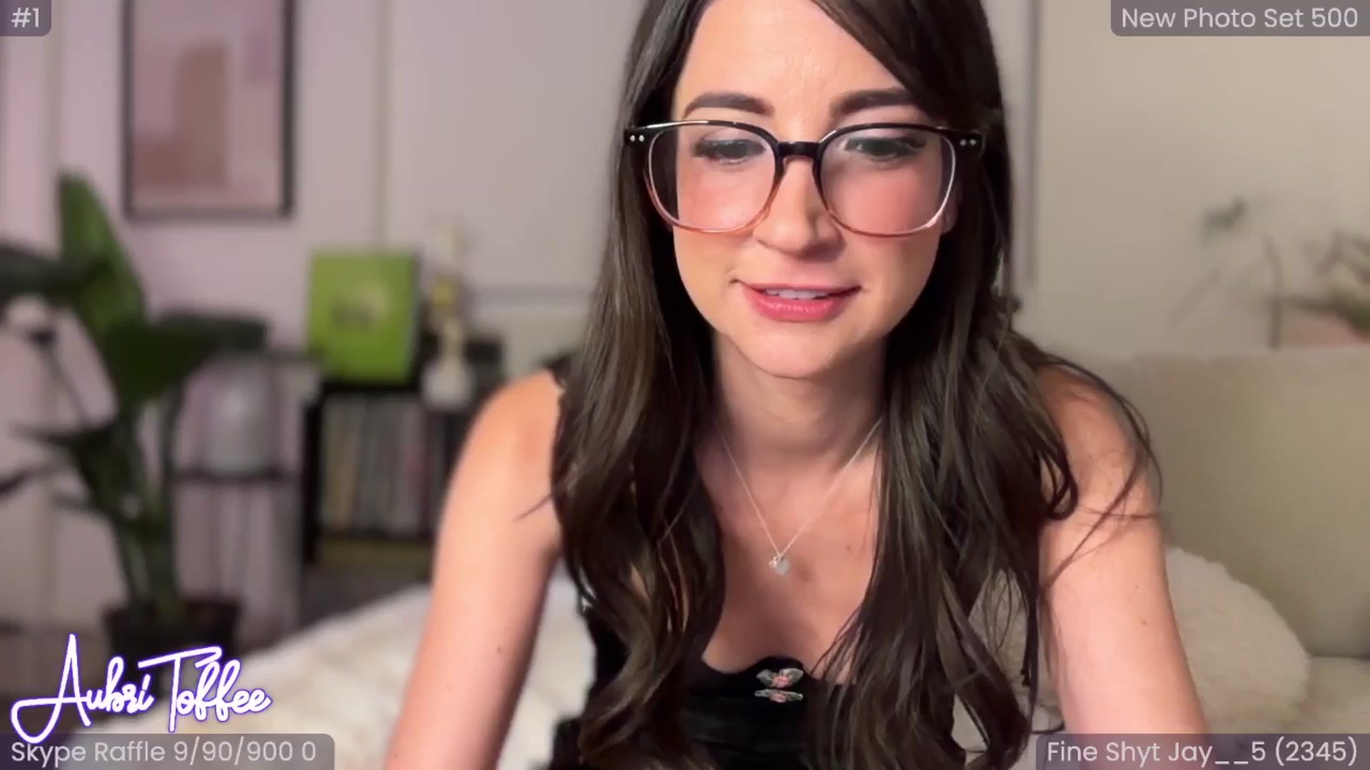 Gallery image thumbnail from AubriToffee's myfreecams stream on, 05/17/2025, 06:55 image 4 of 20