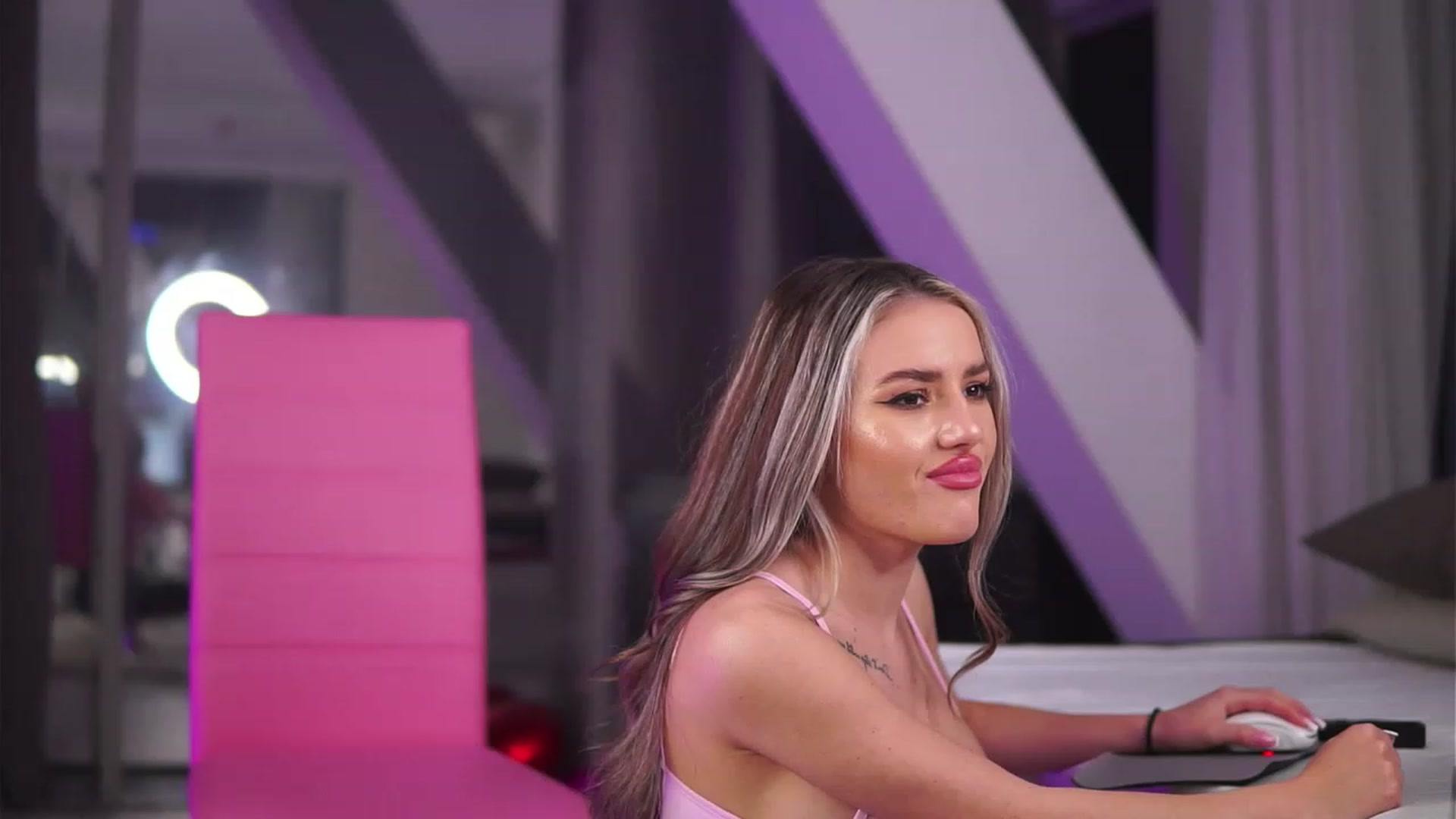 Gallery image thumbnail from AudreyRyen's myfreecams stream on, 04/19/2023, 19:10 image 3 of 20