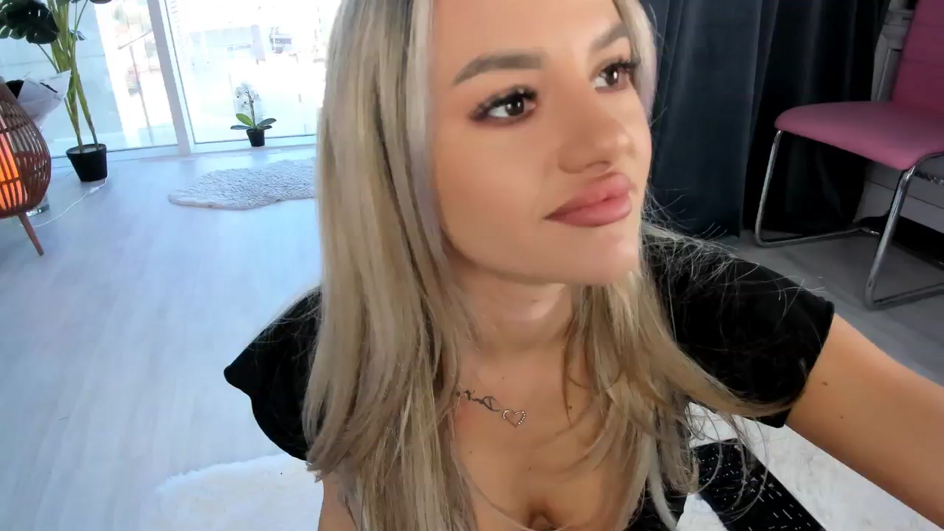 Gallery image thumbnail from AudreyRyen's myfreecams stream on, 10/17/2024, 15:37 image 4 of 20