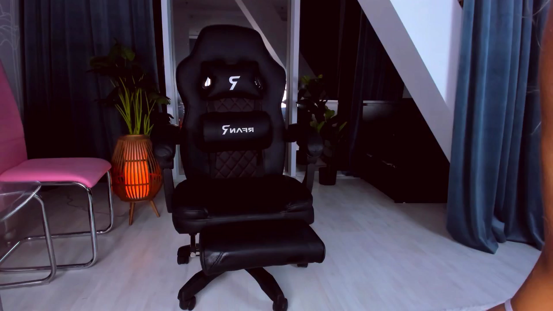 Gallery image thumbnail from AudreyRyen's myfreecams stream on, 12/22/2024, 20:05 image 17 of 20