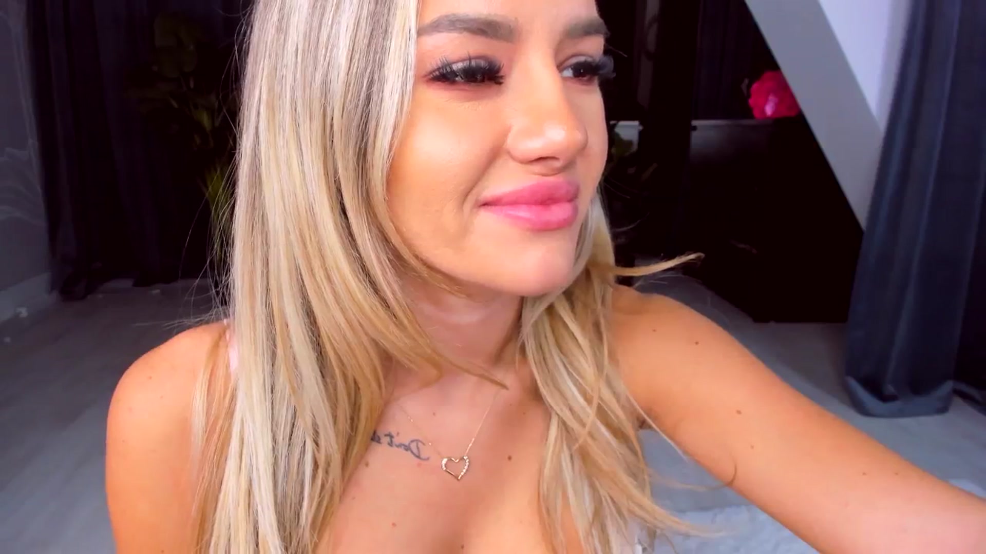 Gallery image thumbnail from AudreyRyen's myfreecams stream on, 01/05/2025, 18:27 image 14 of 20