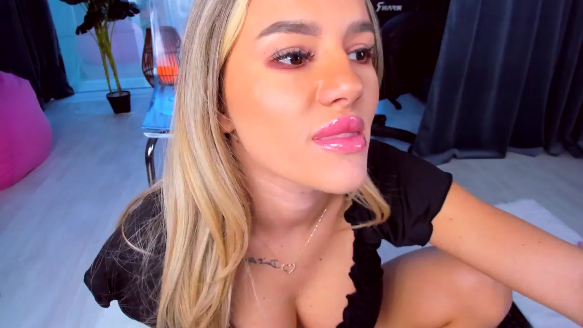 Gallery image thumbnail from AudreyRyen's myfreecams stream on, 01/19/2025, 15:37 image 3 of 20