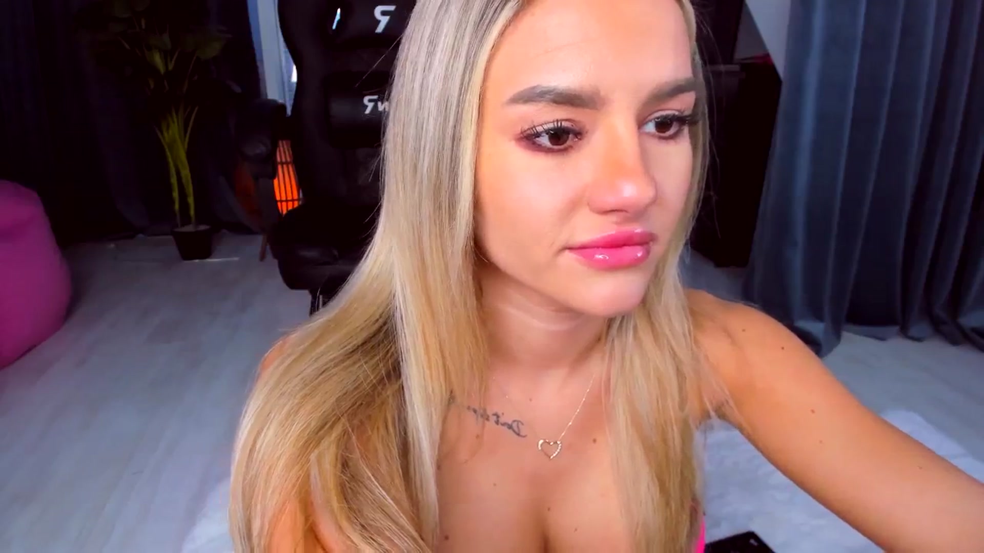 Gallery image thumbnail from AudreyRyen's myfreecams stream on, 01/22/2025, 16:32 image 15 of 20
