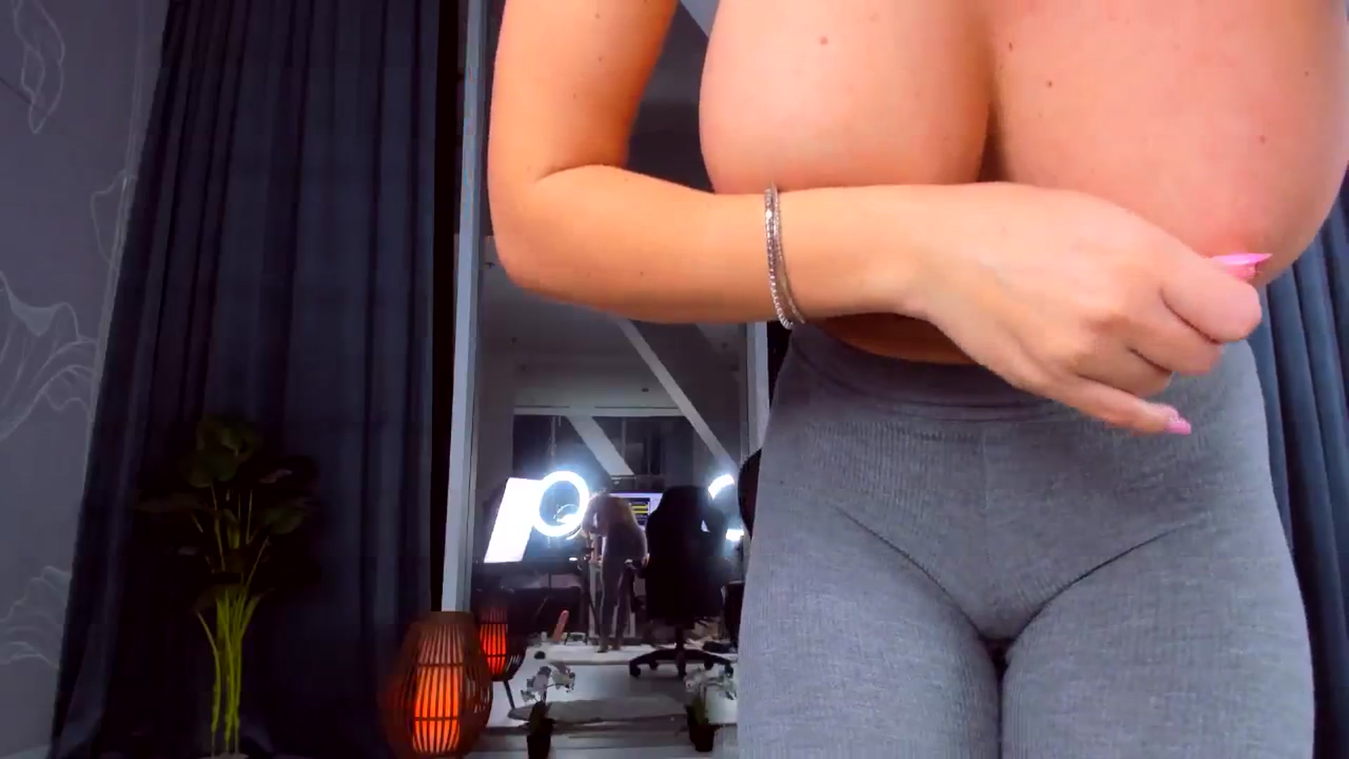 Gallery image thumbnail from AudreyRyen's myfreecams stream on, 02/06/2025, 17:02 image 18 of 20