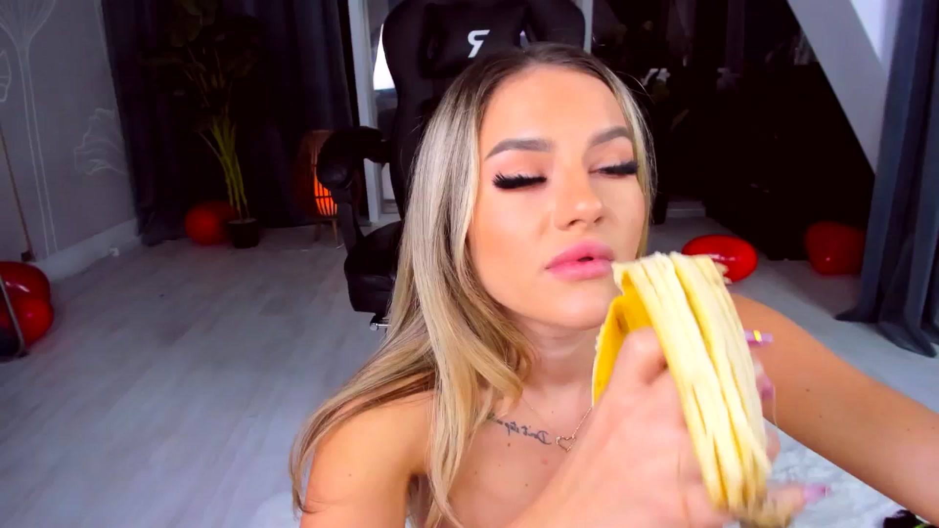 Gallery image thumbnail from AudreyRyen's myfreecams stream on, 03/06/2025, 17:01 image 7 of 20