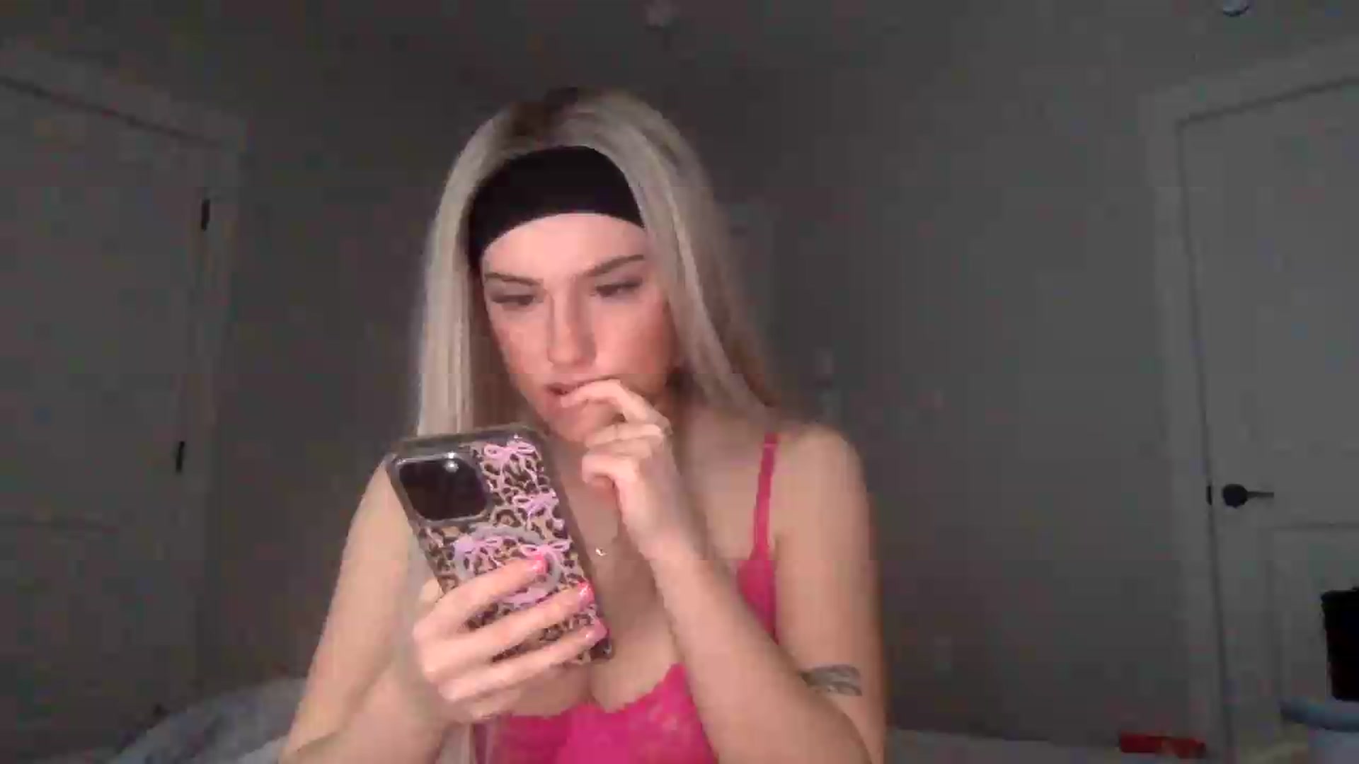 Gallery image thumbnail from Audreylane07's myfreecams stream on, 06/10/2026, 18:19 image 4 of 20