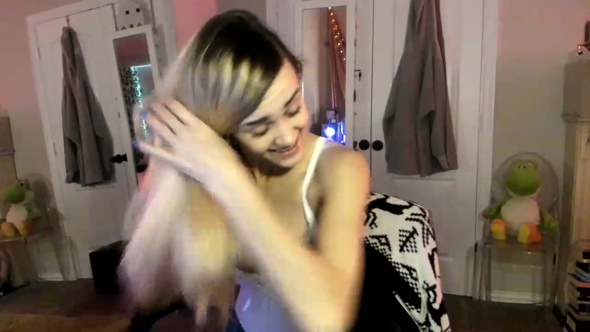 Gallery image thumbnail from AudryLikes's myfreecams stream on, 12/02/2022, 22:11 image 11 of 20