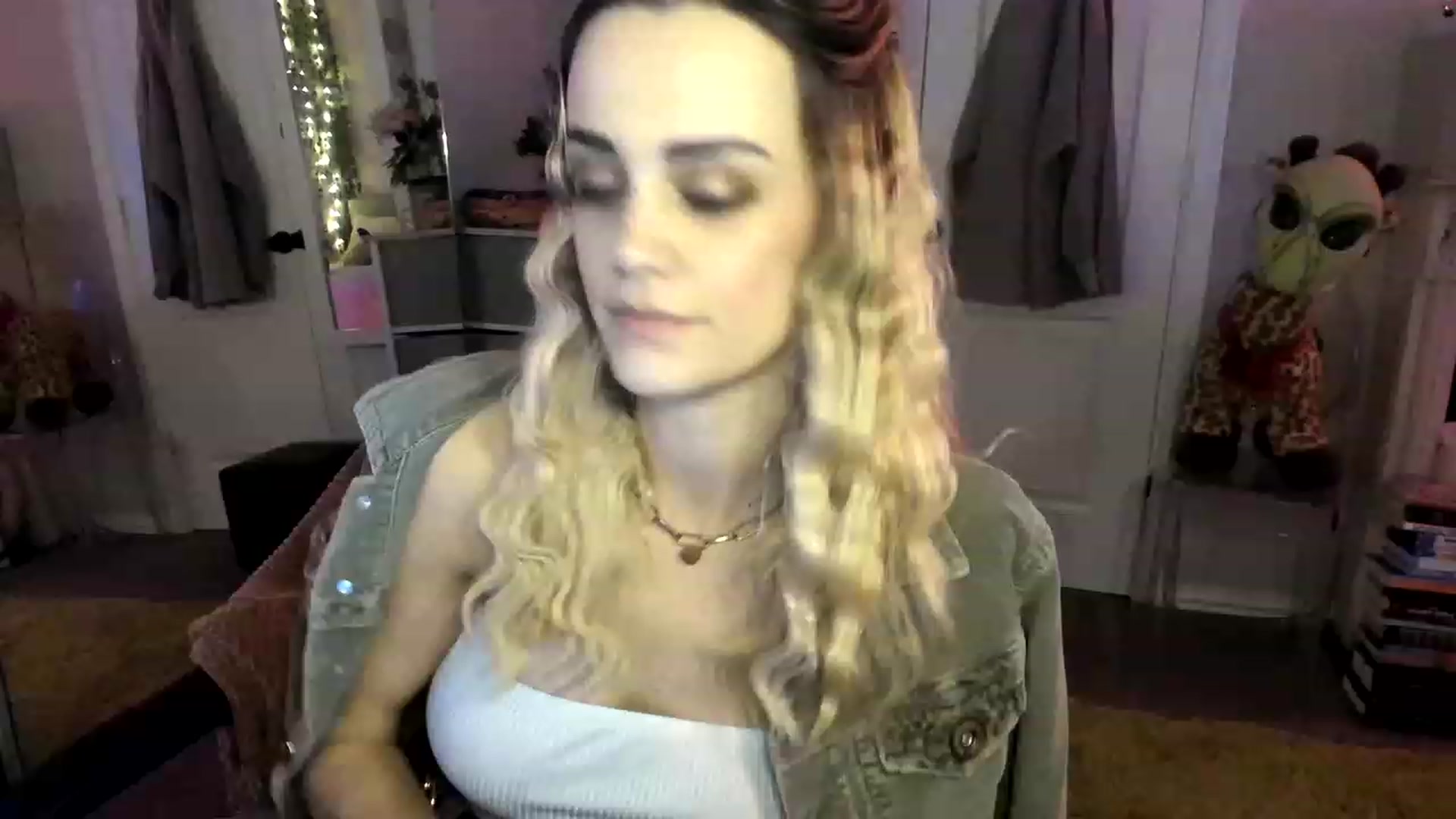 Gallery image thumbnail from AudryLikes's myfreecams stream on, 12/06/2022, 24:37 image 13 of 20