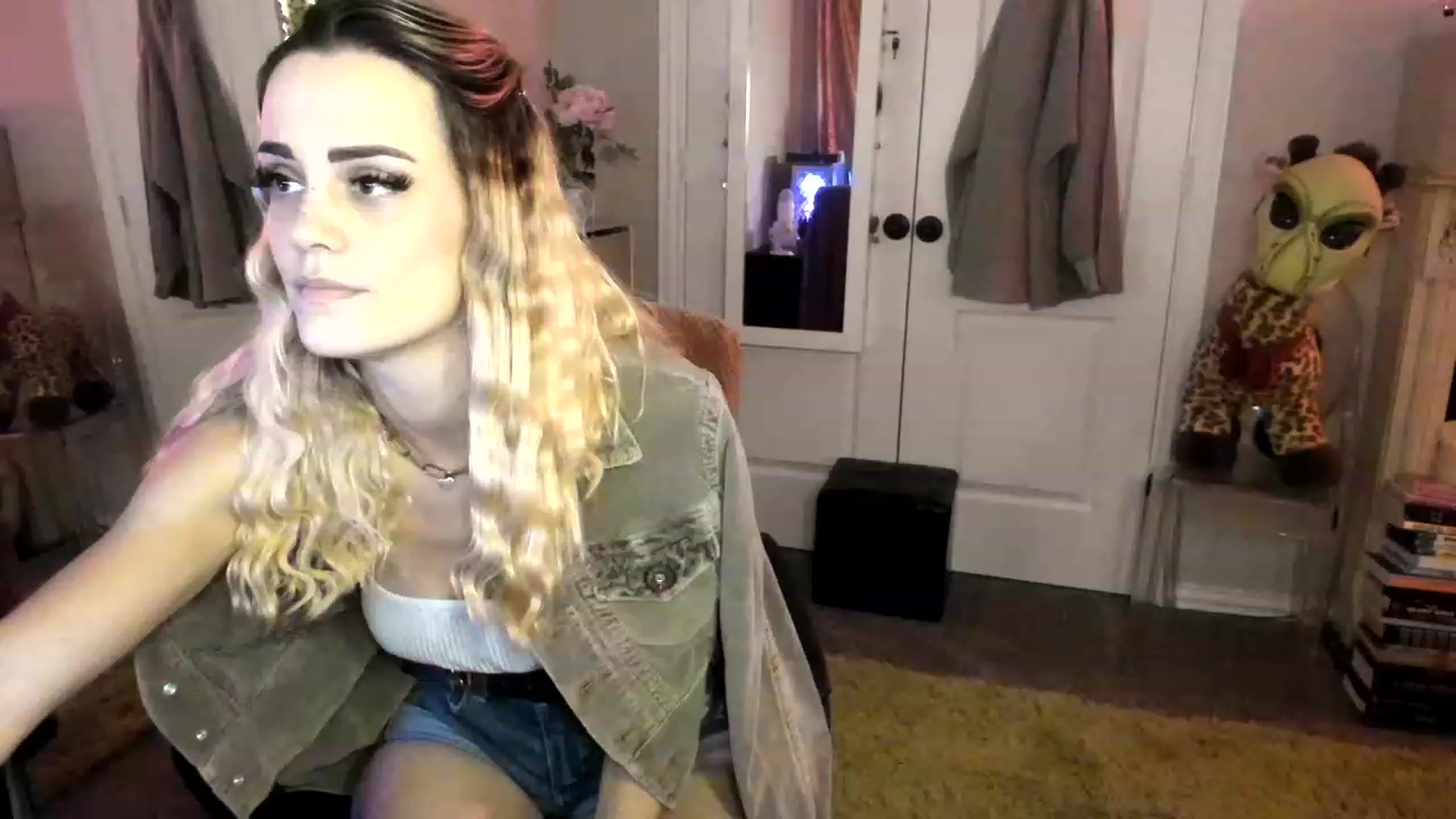 Gallery image thumbnail from AudryLikes's myfreecams stream on, 12/06/2022, 24:37 image 16 of 20