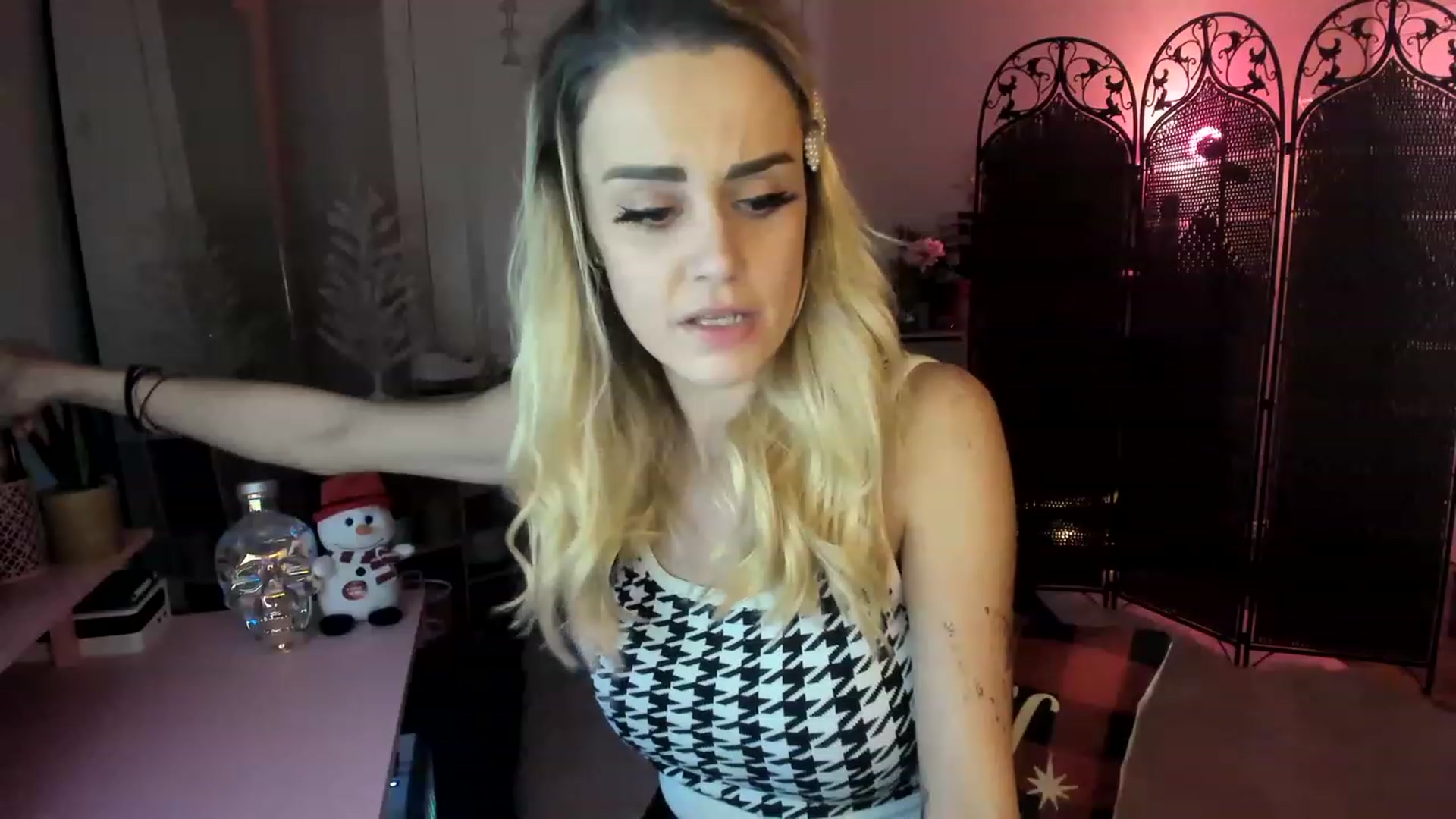 Gallery image thumbnail from AudryLikes's myfreecams stream on, 12/12/2022, 06:45 image 3 of 20