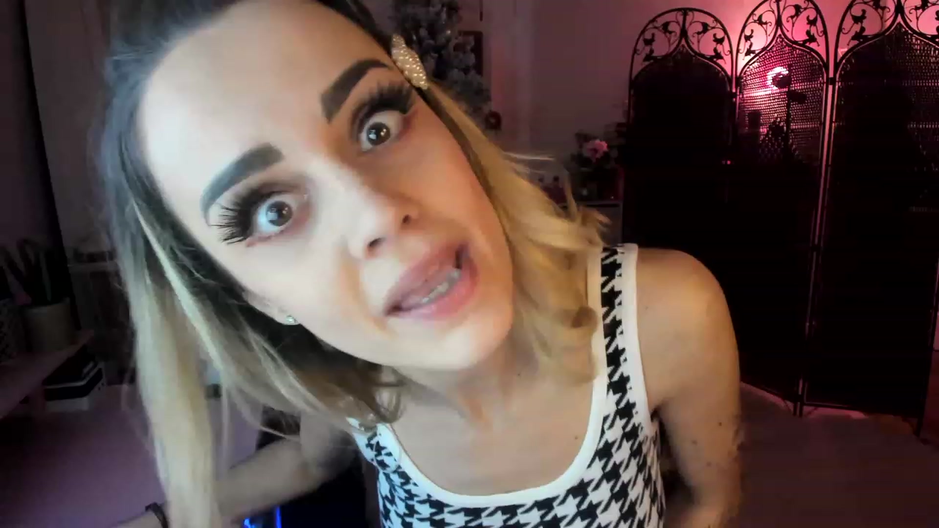 Gallery image thumbnail from AudryLikes's myfreecams stream on, 12/12/2022, 06:45 image 10 of 20
