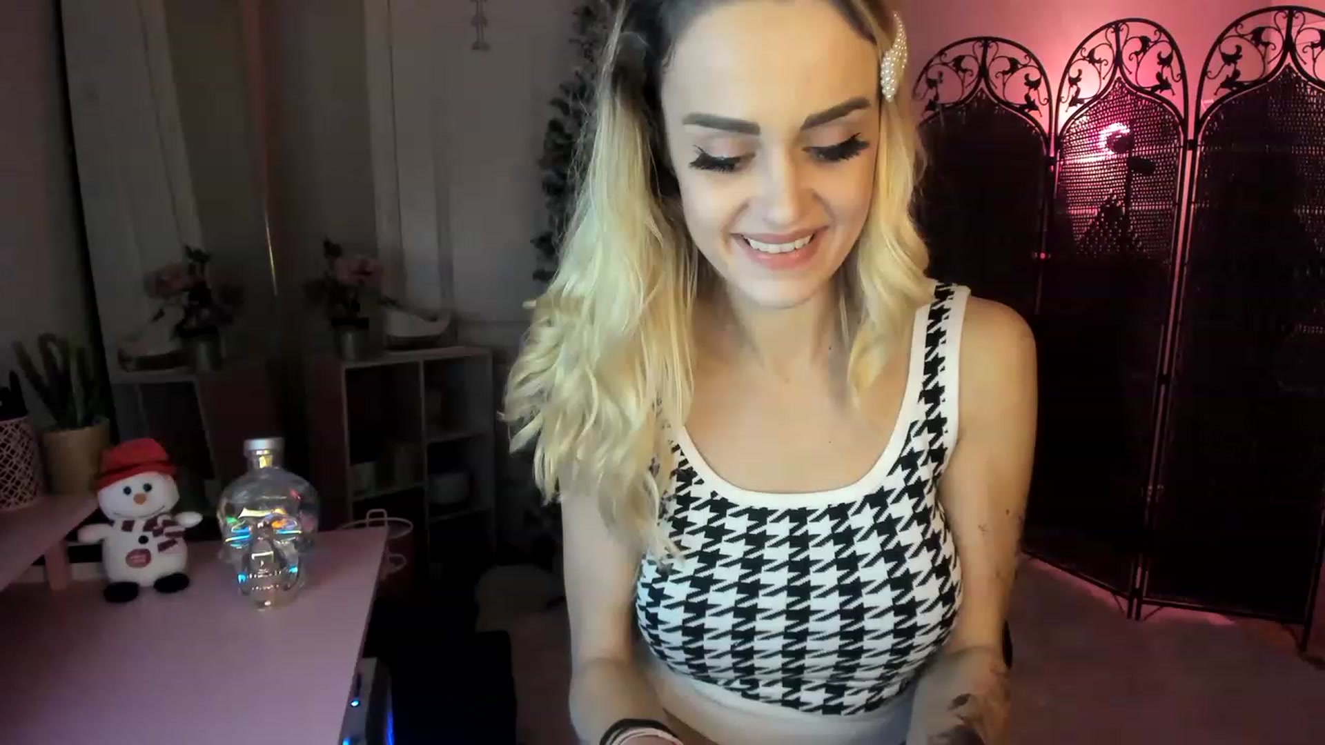 Gallery image thumbnail from AudryLikes's myfreecams stream on, 12/12/2022, 07:27 image 7 of 20