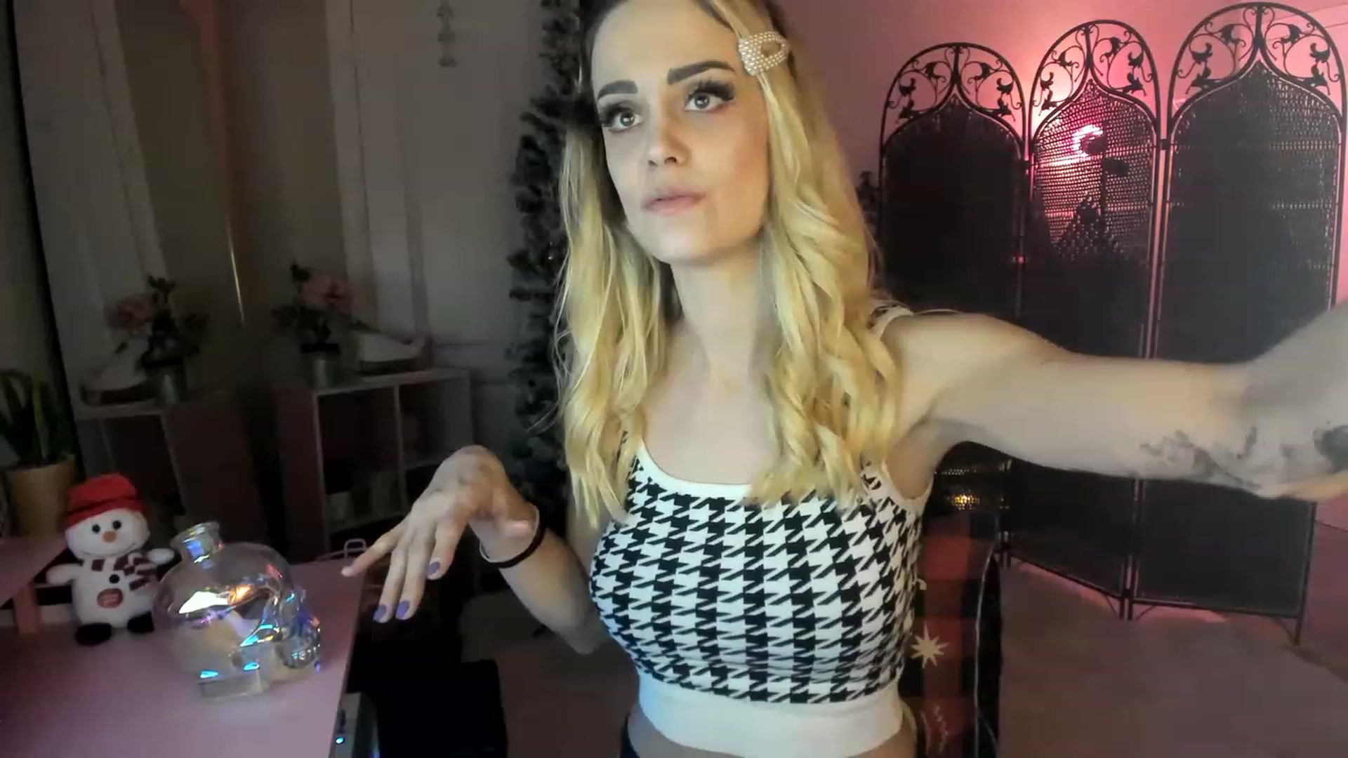 Gallery image thumbnail from AudryLikes's myfreecams stream on, 12/12/2022, 07:27 image 10 of 20