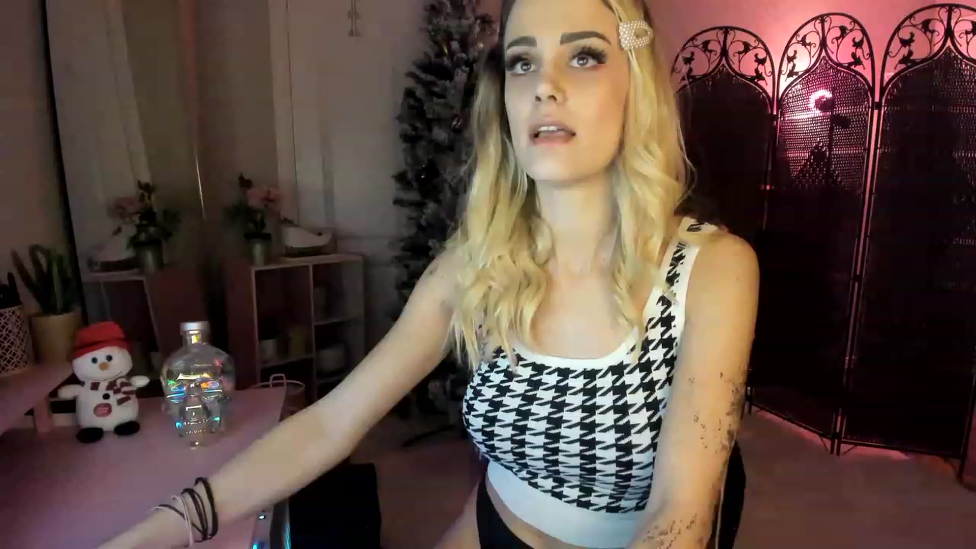 Gallery image thumbnail from AudryLikes's myfreecams stream on, 12/12/2022, 07:27 image 6 of 20