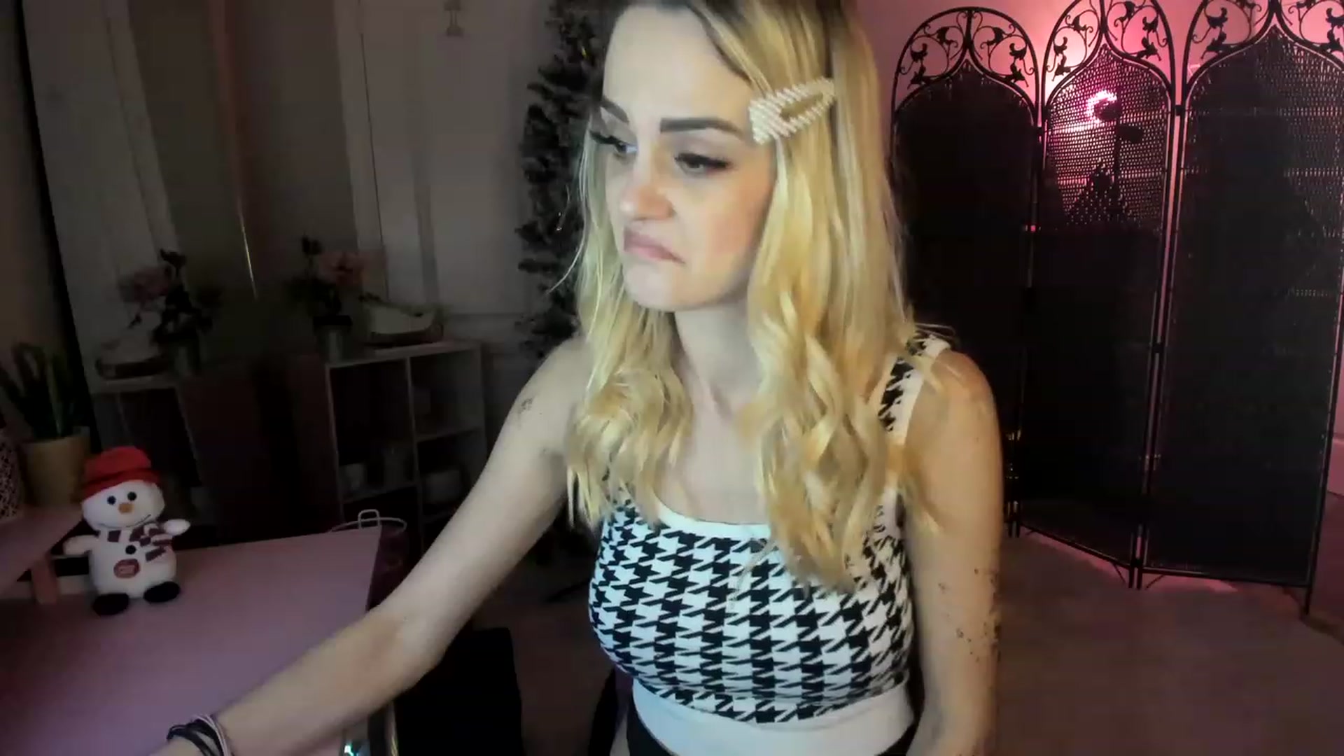 Gallery image thumbnail from AudryLikes's myfreecams stream on, 12/12/2022, 07:27 image 16 of 20