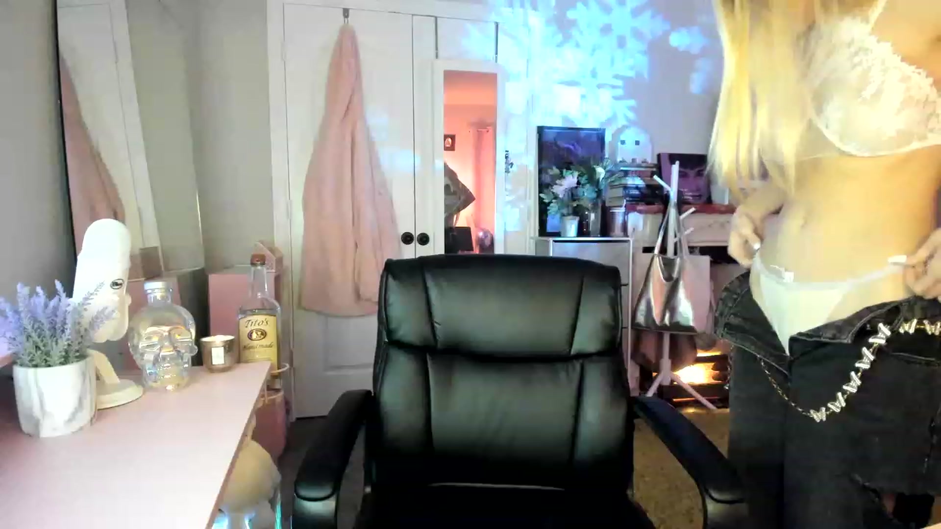 Gallery image thumbnail from AudryLikes's myfreecams stream on, 01/08/2023, 03:28 image 19 of 20