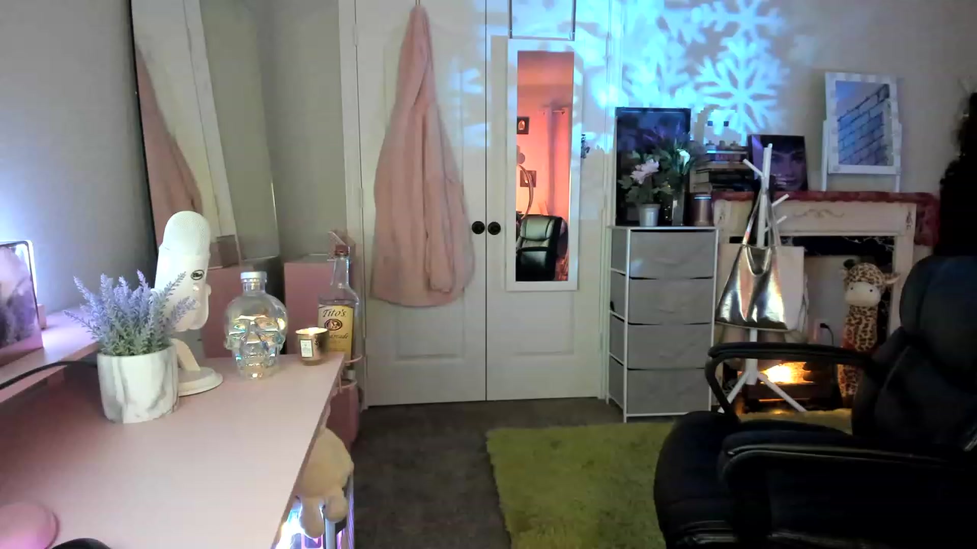 Gallery image thumbnail from AudryLikes's myfreecams stream on, 01/08/2023, 03:28 image 3 of 20