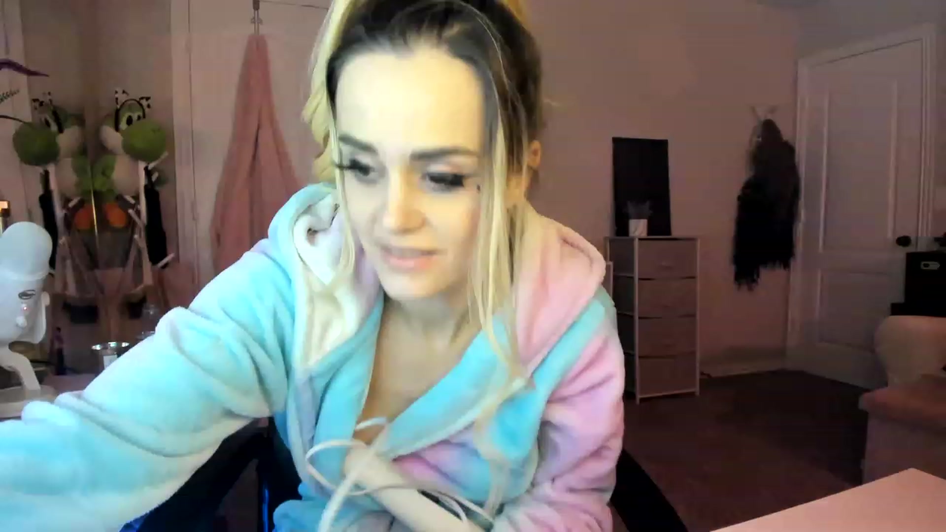 Gallery image thumbnail from AudryLikes's myfreecams stream on, 01/09/2023, 13:07 image 6 of 20