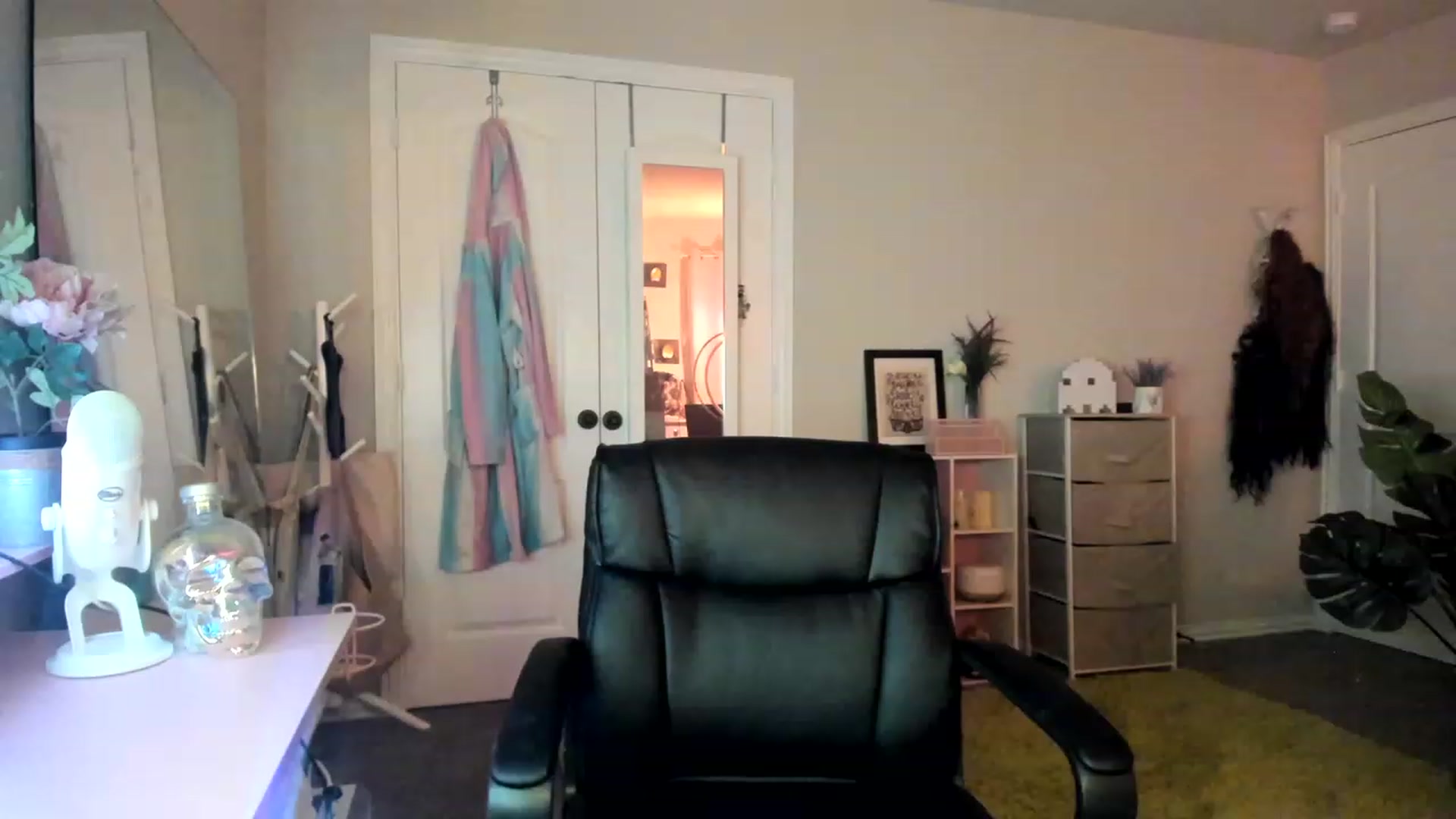 Gallery image thumbnail from AudryLikes's myfreecams stream on, 01/16/2023, 07:12 image 8 of 20
