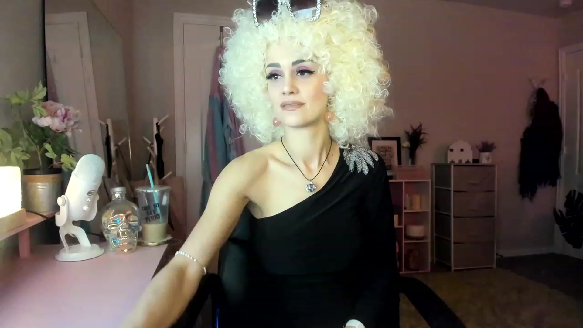 Gallery image thumbnail from AudryLikes's myfreecams stream on, 01/17/2023, 02:41 image 8 of 20