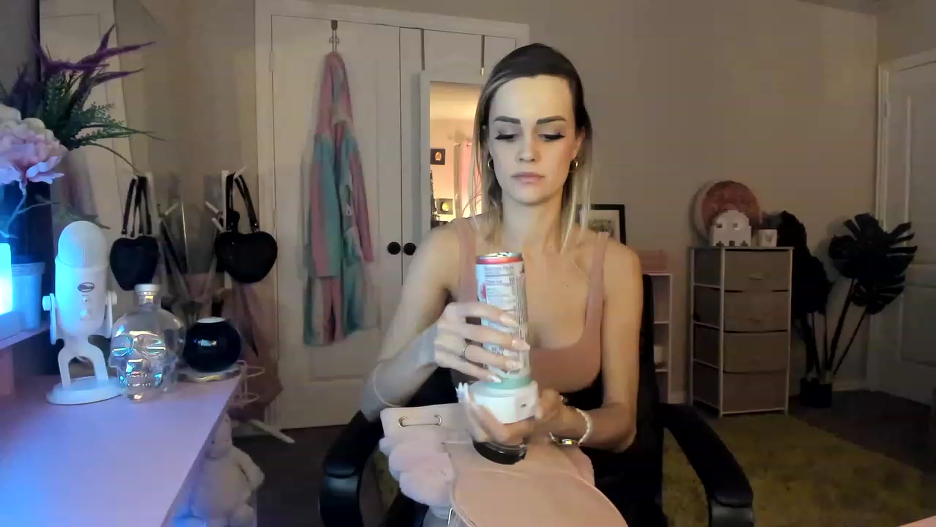 Gallery image thumbnail from AudryLikes's myfreecams stream on, 01/20/2023, 03:19 image 14 of 20