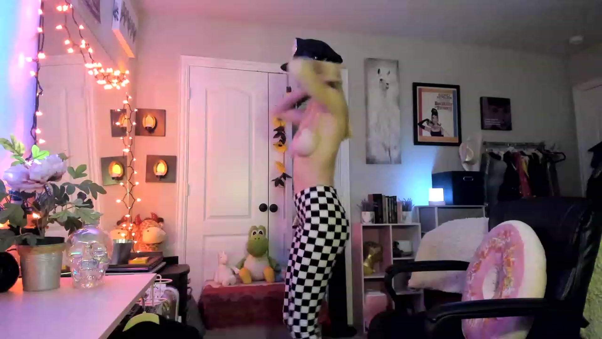 Gallery image thumbnail from AudryLikes's myfreecams stream on, 02/04/2023, 24:50 image 8 of 20