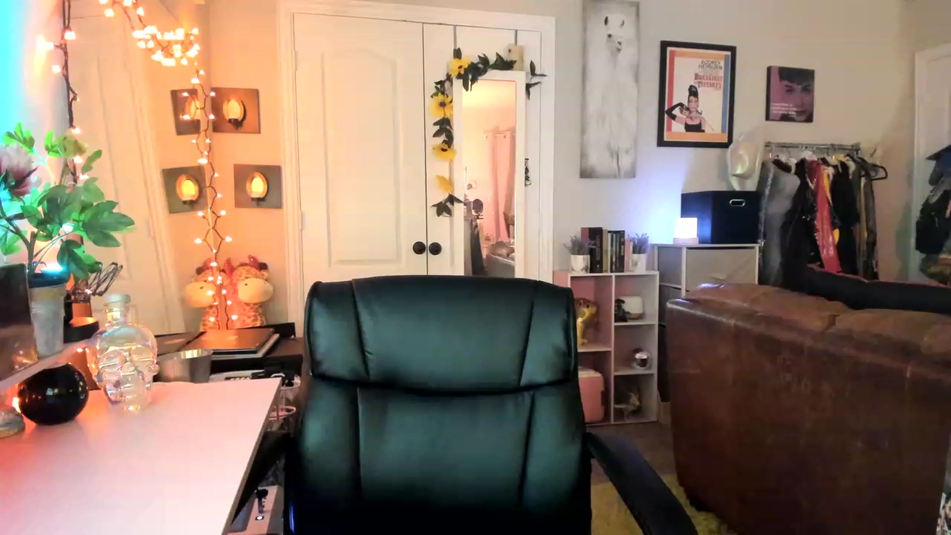 Gallery image thumbnail from AudryLikes's myfreecams stream on, 02/04/2023, 08:46 image 10 of 20