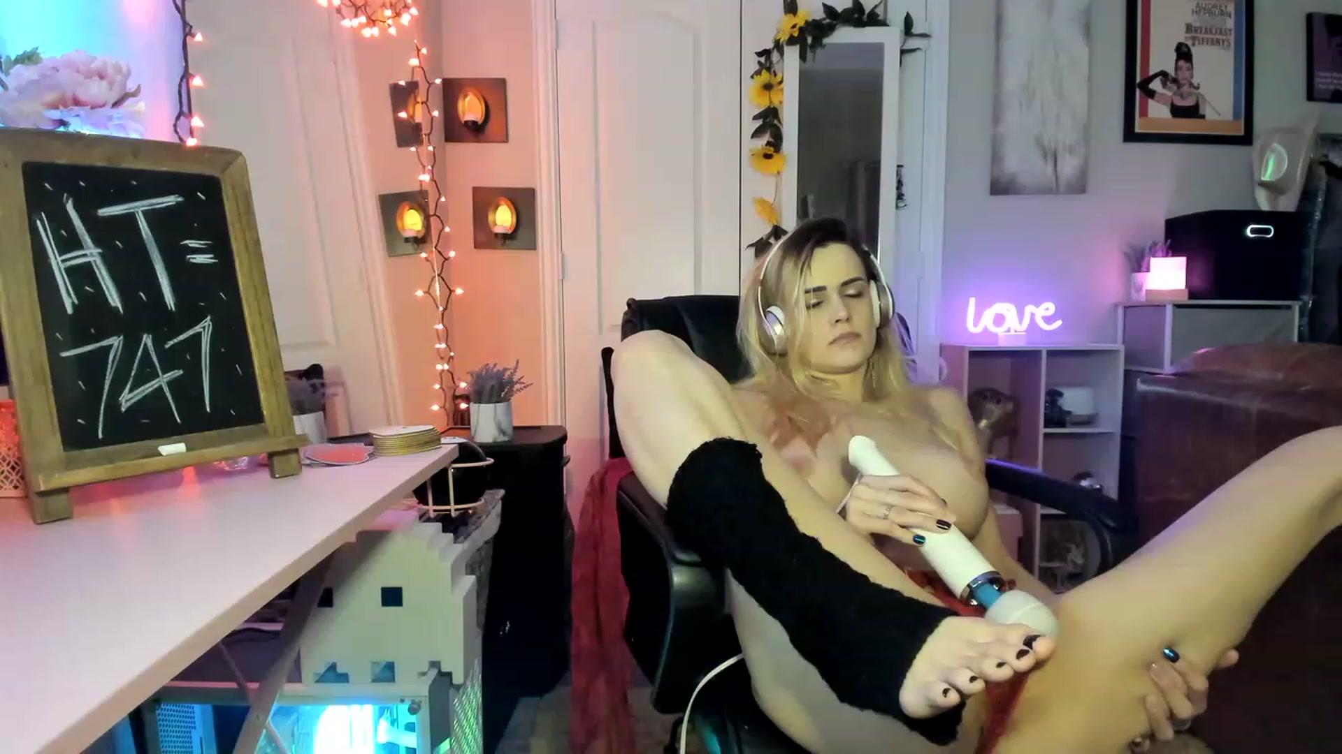 Gallery image thumbnail from AudryLikes's myfreecams stream on, 02/07/2023, 24:18 image 16 of 20