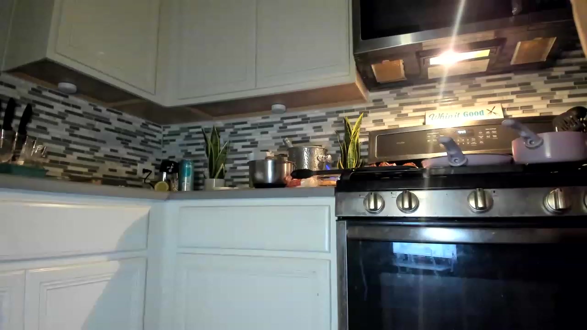 Gallery image thumbnail from AudryLikes's myfreecams stream on, 03/08/2023, 04:02 image 3 of 20
