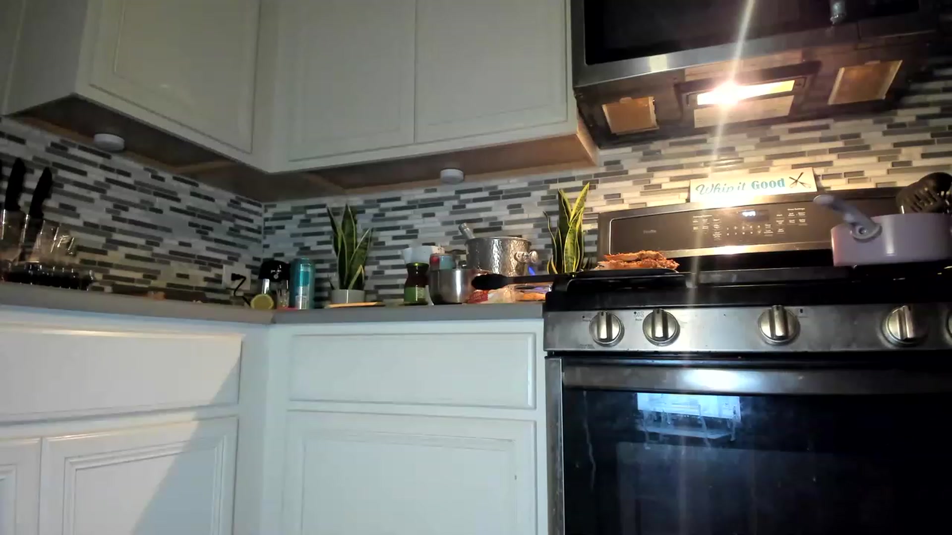Gallery image thumbnail from AudryLikes's myfreecams stream on, 03/08/2023, 04:02 image 6 of 20