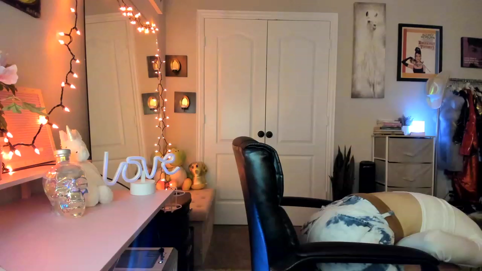 Gallery image thumbnail from AudryLikes's myfreecams stream on, 03/09/2023, 23:43 image 19 of 20