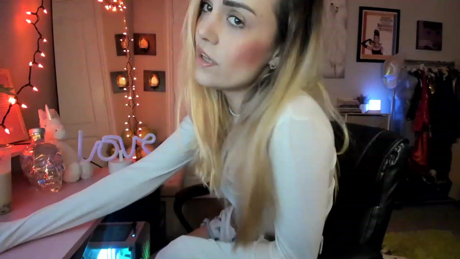 Gallery image thumbnail from AudryLikes's myfreecams stream on, 03/09/2023, 23:43 image 10 of 20