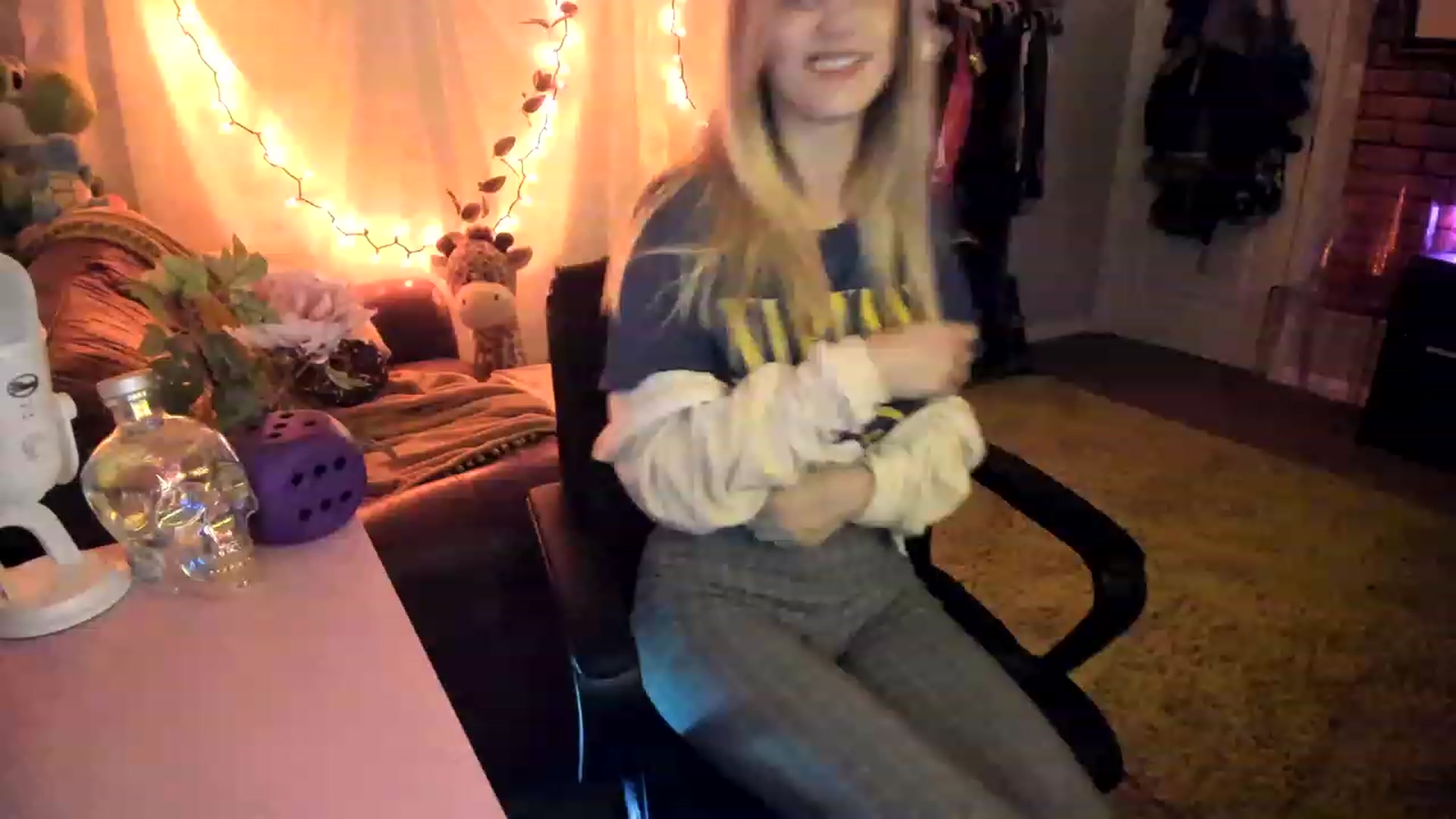 Gallery image thumbnail from AudryLikes's myfreecams stream on, 03/20/2023, 23:14 image 6 of 20
