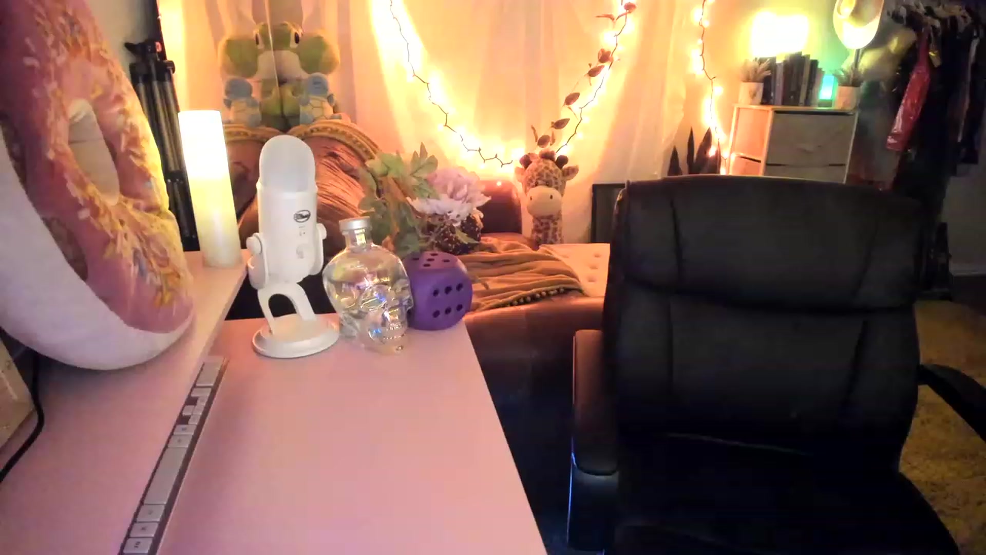 Gallery image thumbnail from AudryLikes's myfreecams stream on, 03/20/2023, 23:14 image 10 of 20