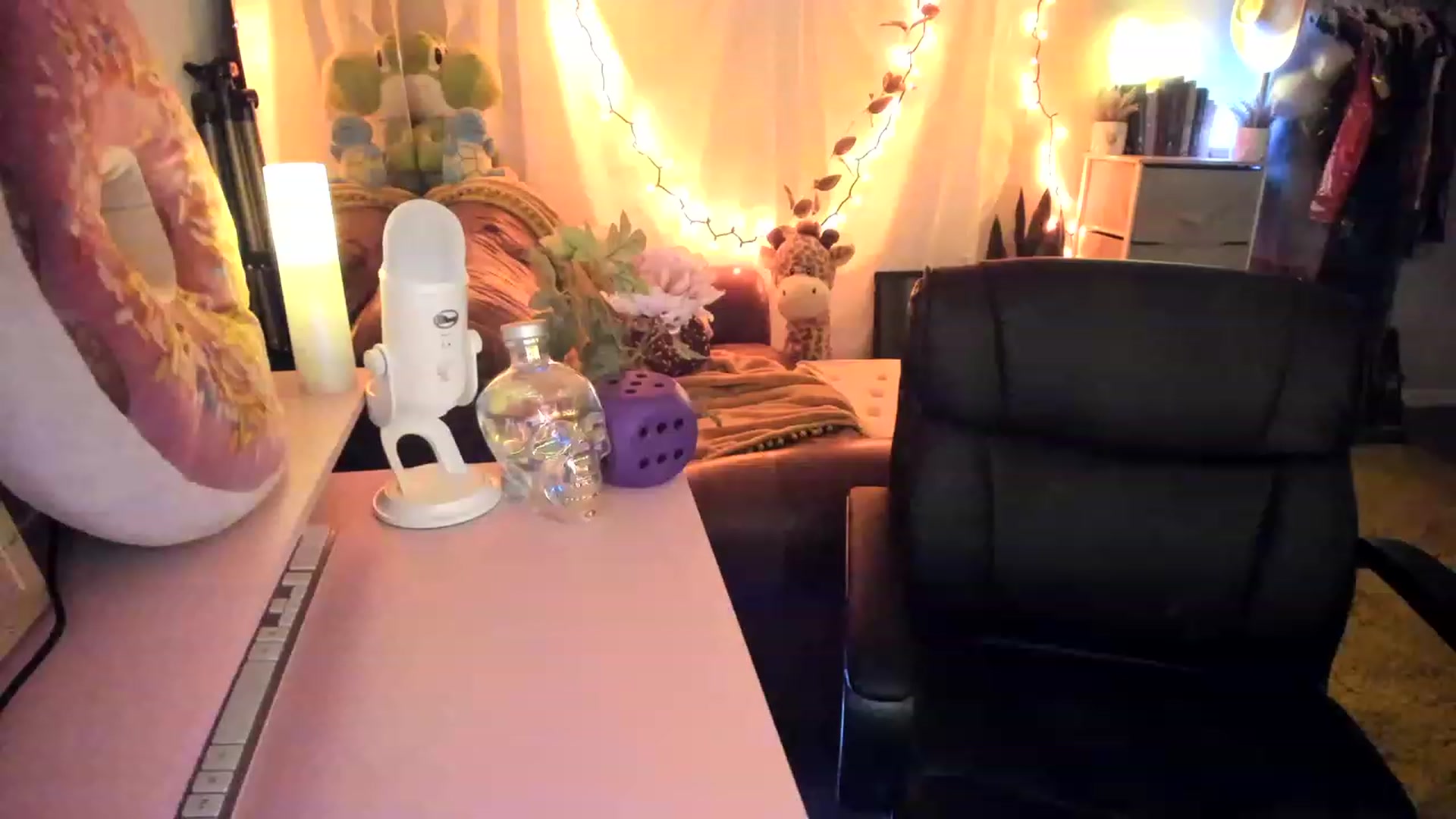 Gallery image thumbnail from AudryLikes's myfreecams stream on, 03/20/2023, 23:14 image 8 of 20