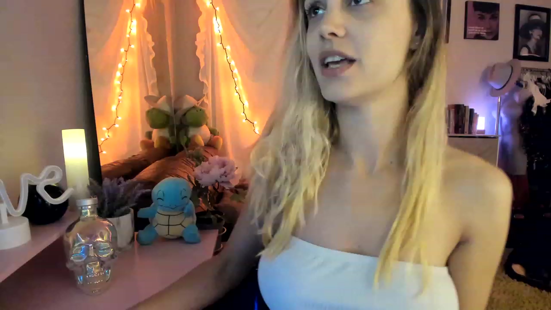 Gallery image thumbnail from AudryLikes's myfreecams stream on, 04/04/2023, 24:18 image 16 of 20